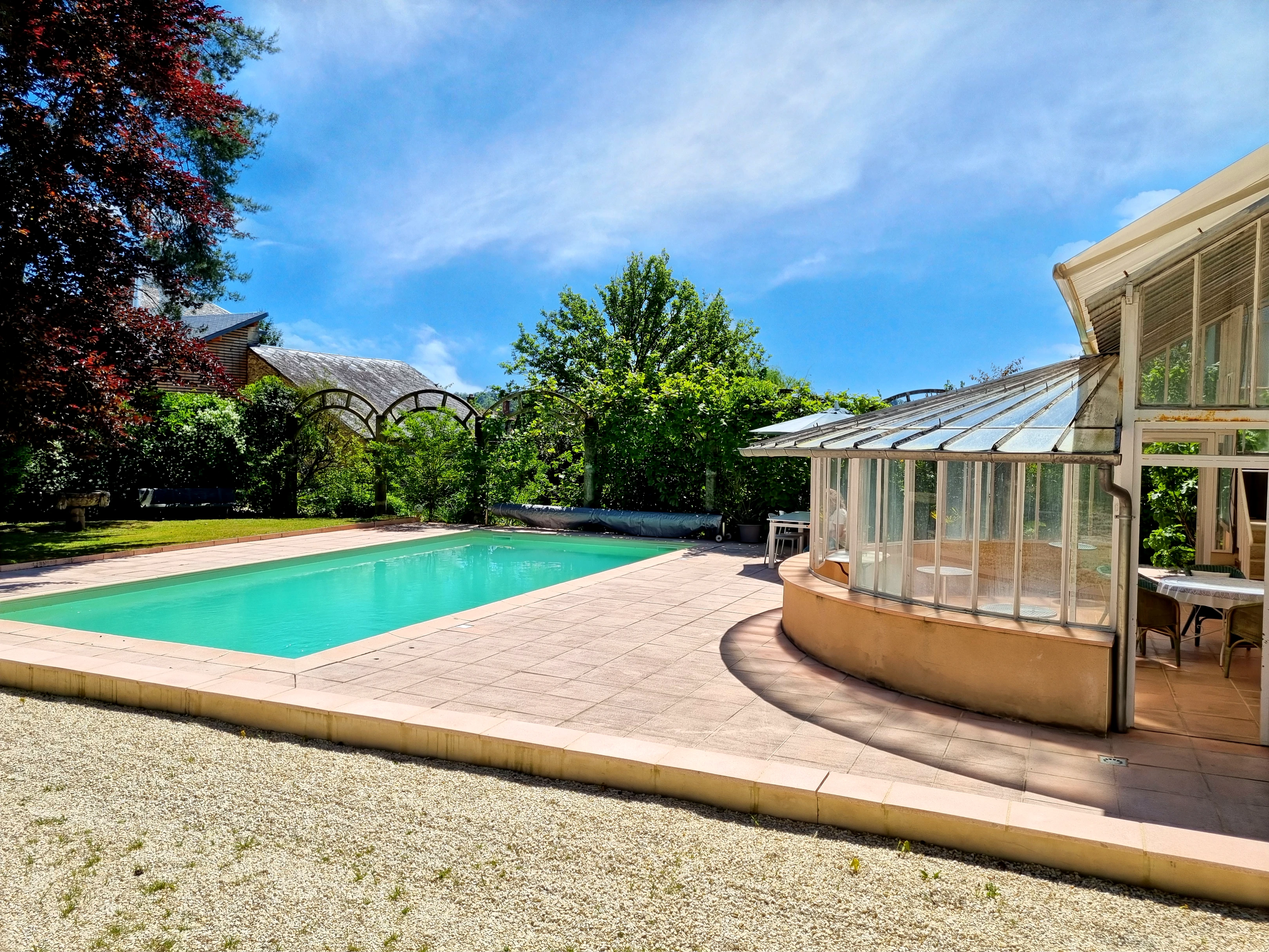 Propriété en France à vendre à Saint-Junien, Haute-Vienne - €895 000 - photo 