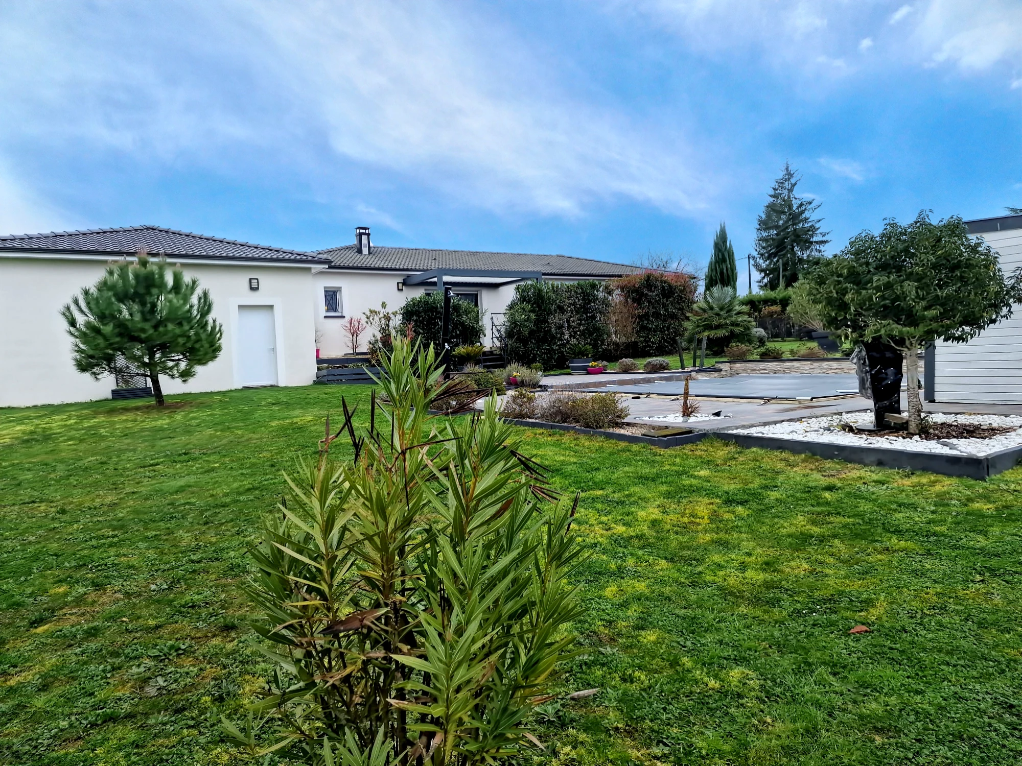 Beautiful modern single storey house built in 2012 with garden and swimming pool. Périgueux just 10 minutes à La Chapelle-Gonaguet