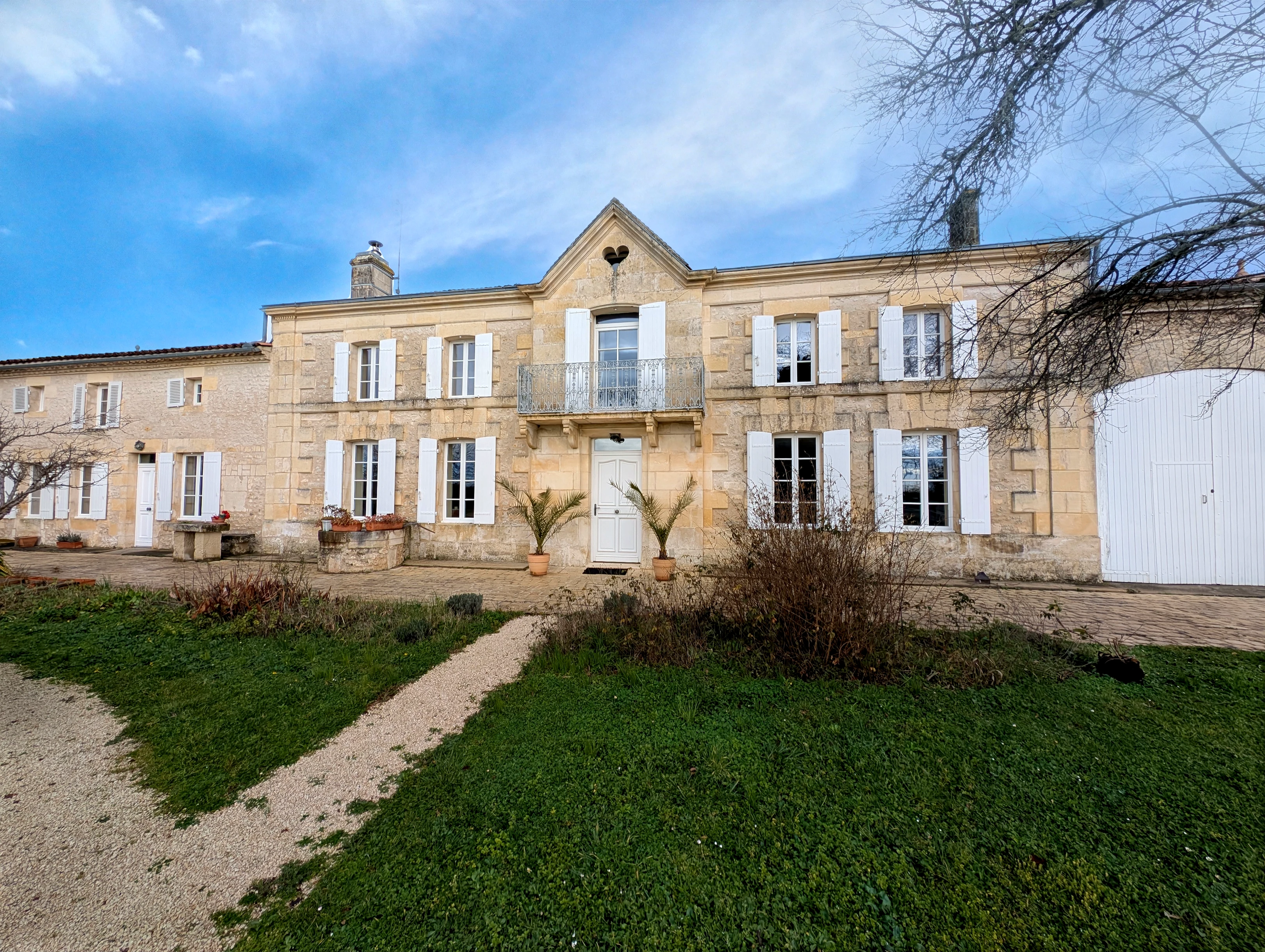 Propriété en France à vendre à Semoussac, Charente-Maritime - €460 000 - photo 