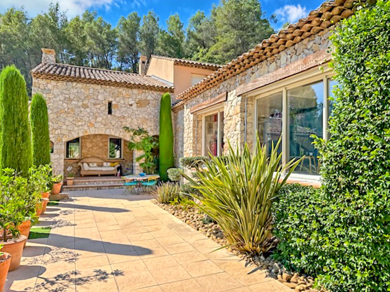 French property for sale in Auriol, Bouches-du-Rhône - €1,590,000 - photo 