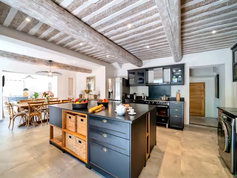 French property for sale in Eygalières, Bouches-du-Rhône - €2,075,000 - photo 