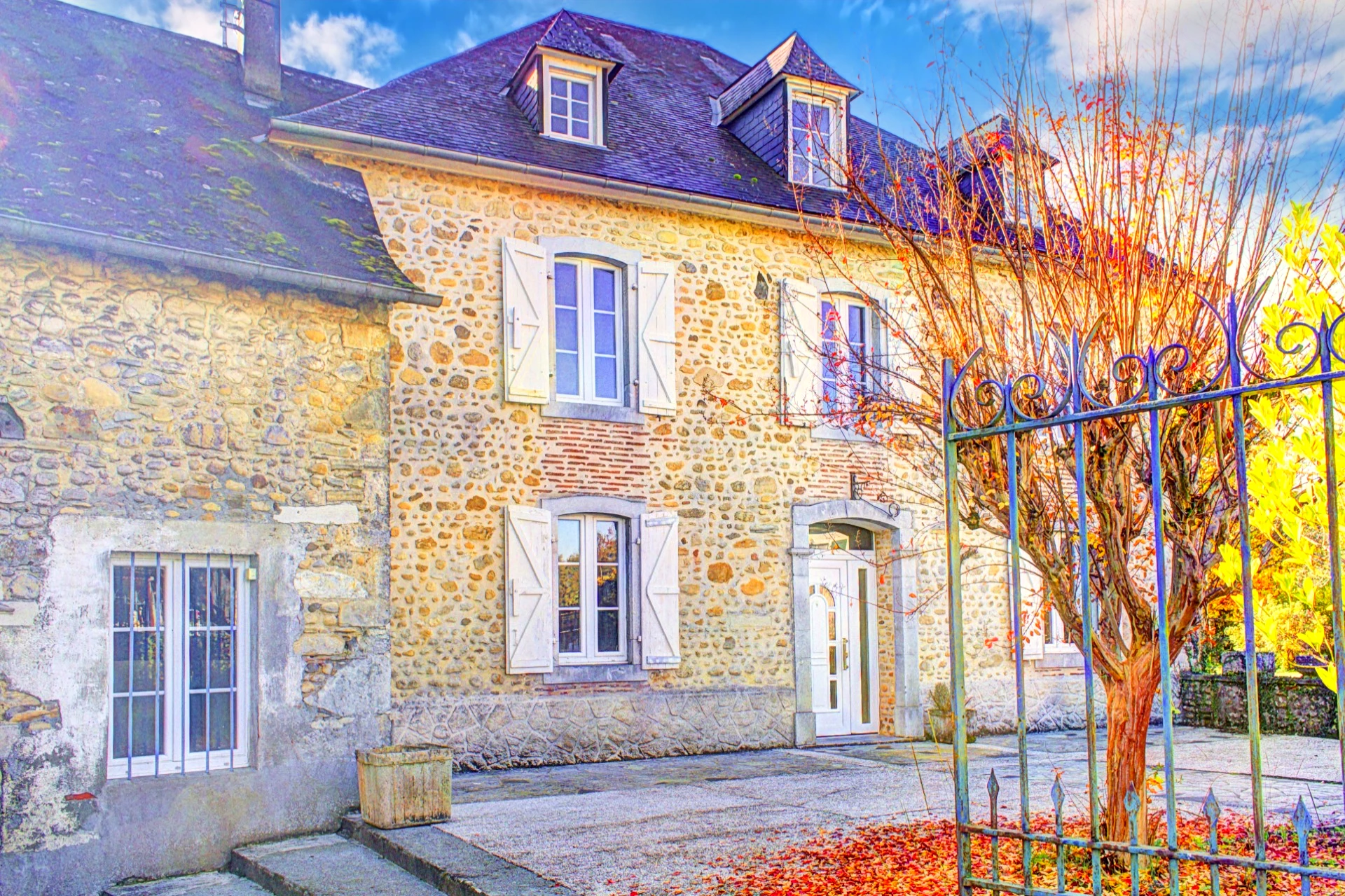 French property for sale in Oloron-Sainte-Marie, Pyrénées-Atlantiques - €560,000 - photo 