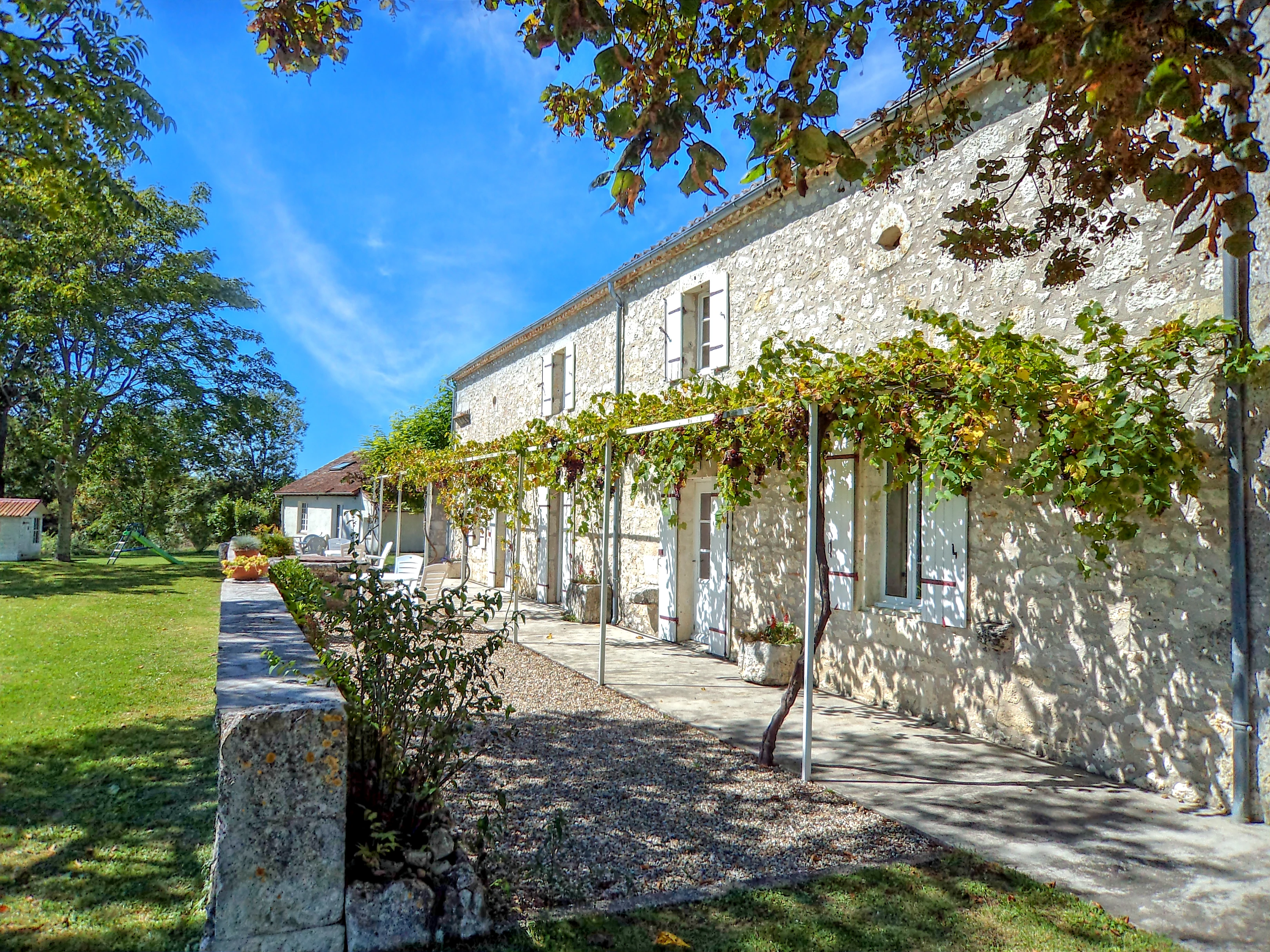 Exquisite stone property with Four already well established Gites situated in an elevated positon à Eymet
