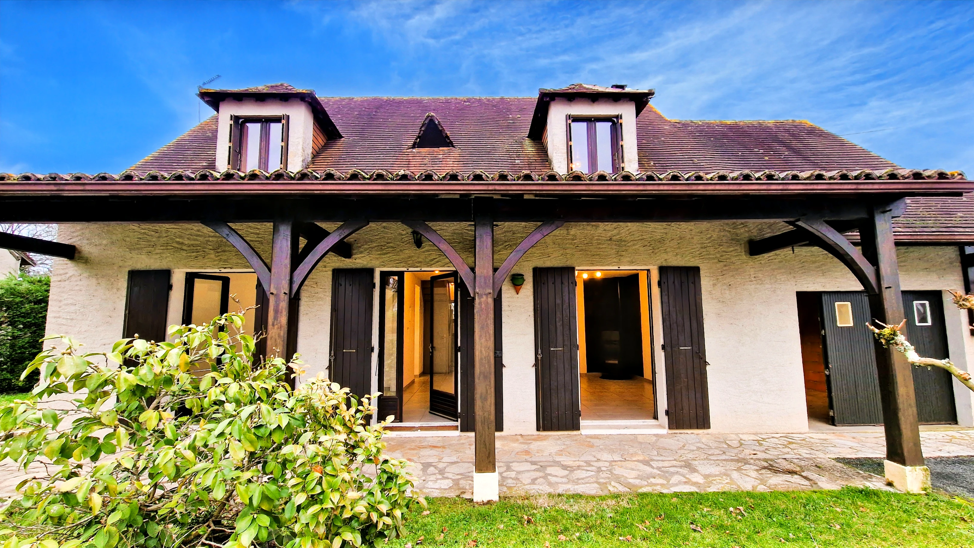 Renovated Périgourdine House with Garden in a Lovely Village Near Montpon-Ménestérol à Saint-Barthélemy-de-Bellegarde