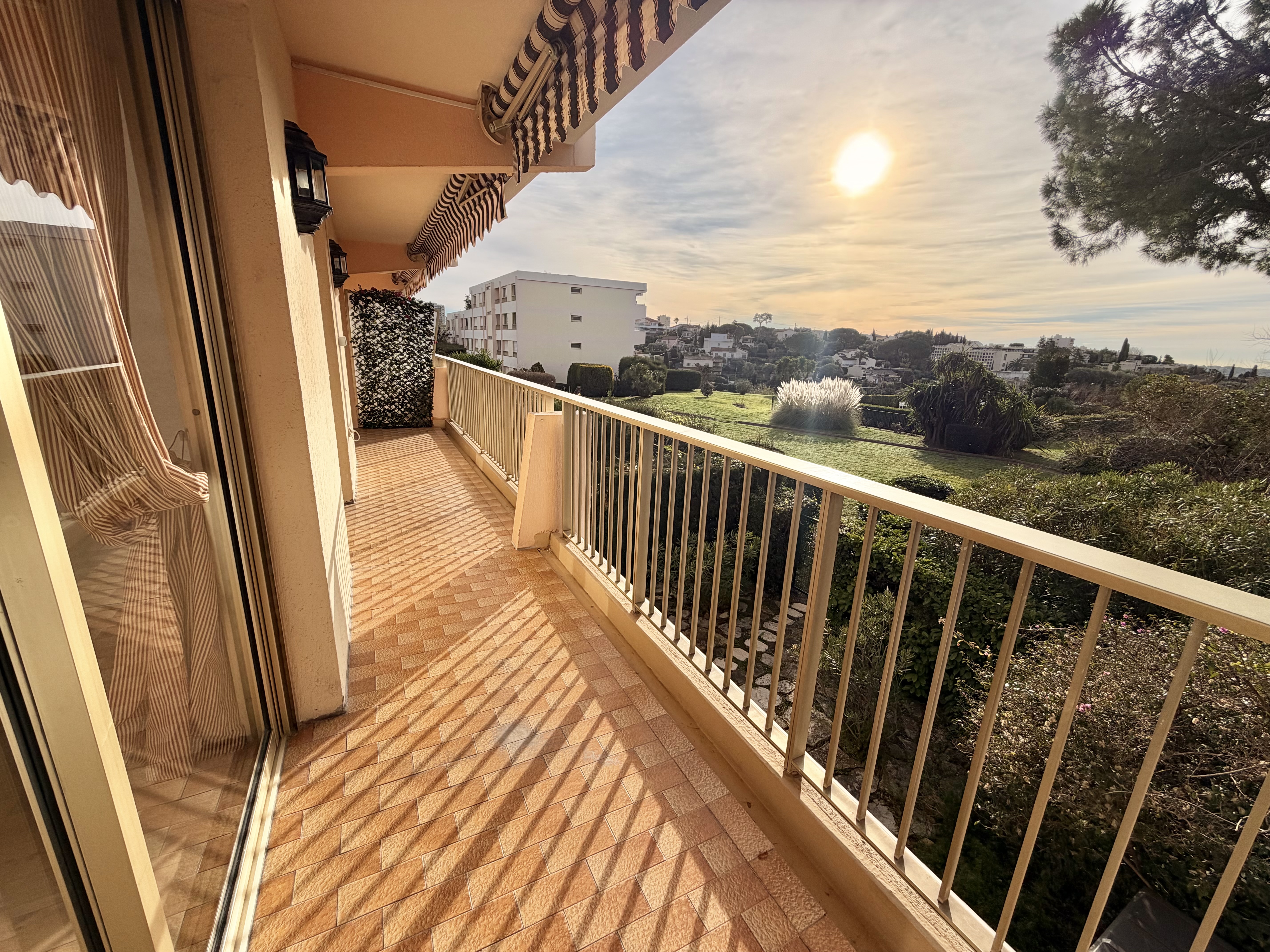 French property for sale in Antibes, Alpes-Maritimes - €425,000 - photo 