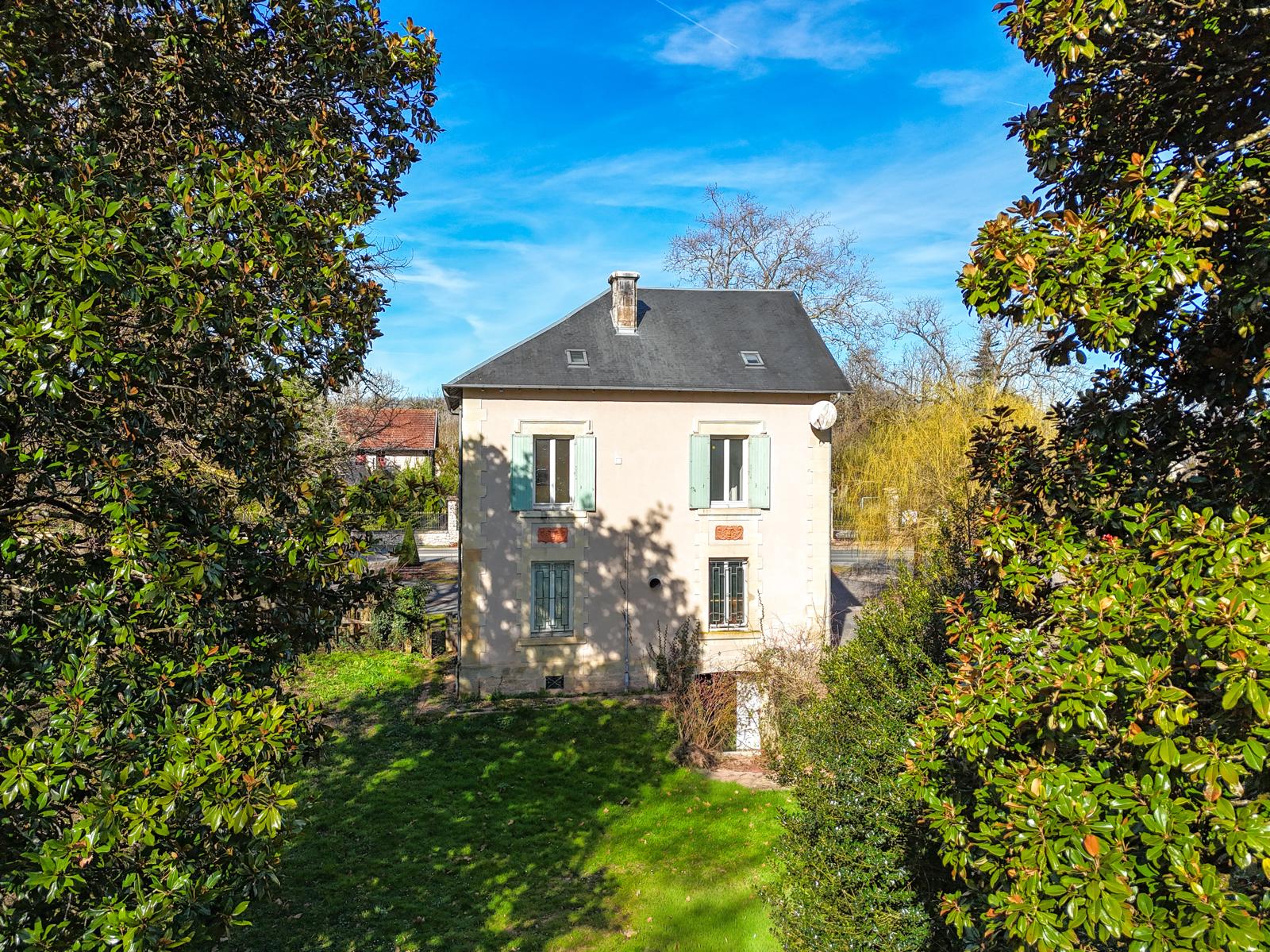 In the Périgord Noir, discover this village house with great potential spread over three floors à Hautefort
