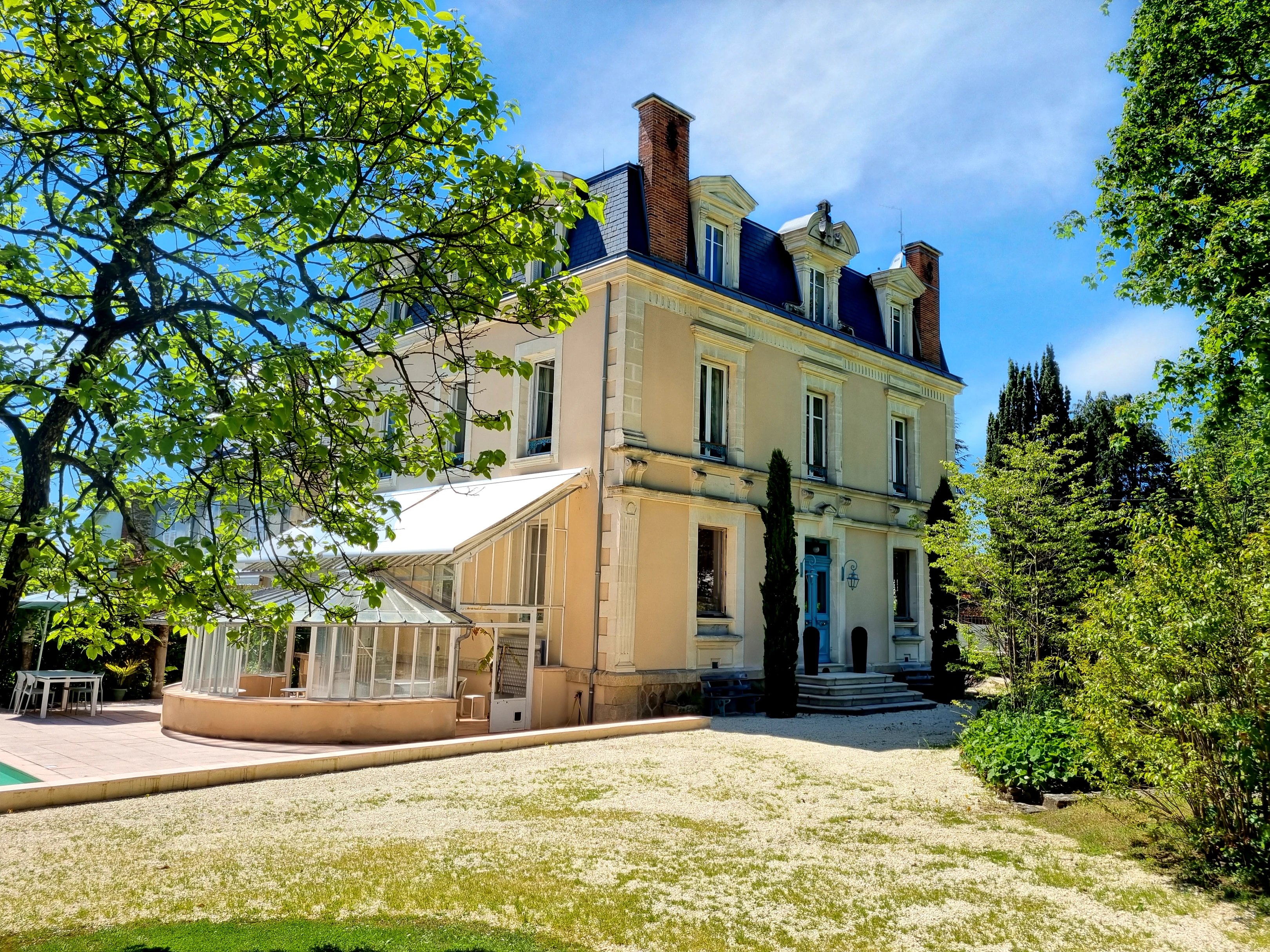 Propriété en France à vendre à Saint-Junien, Haute-Vienne - €895 000 - photo 