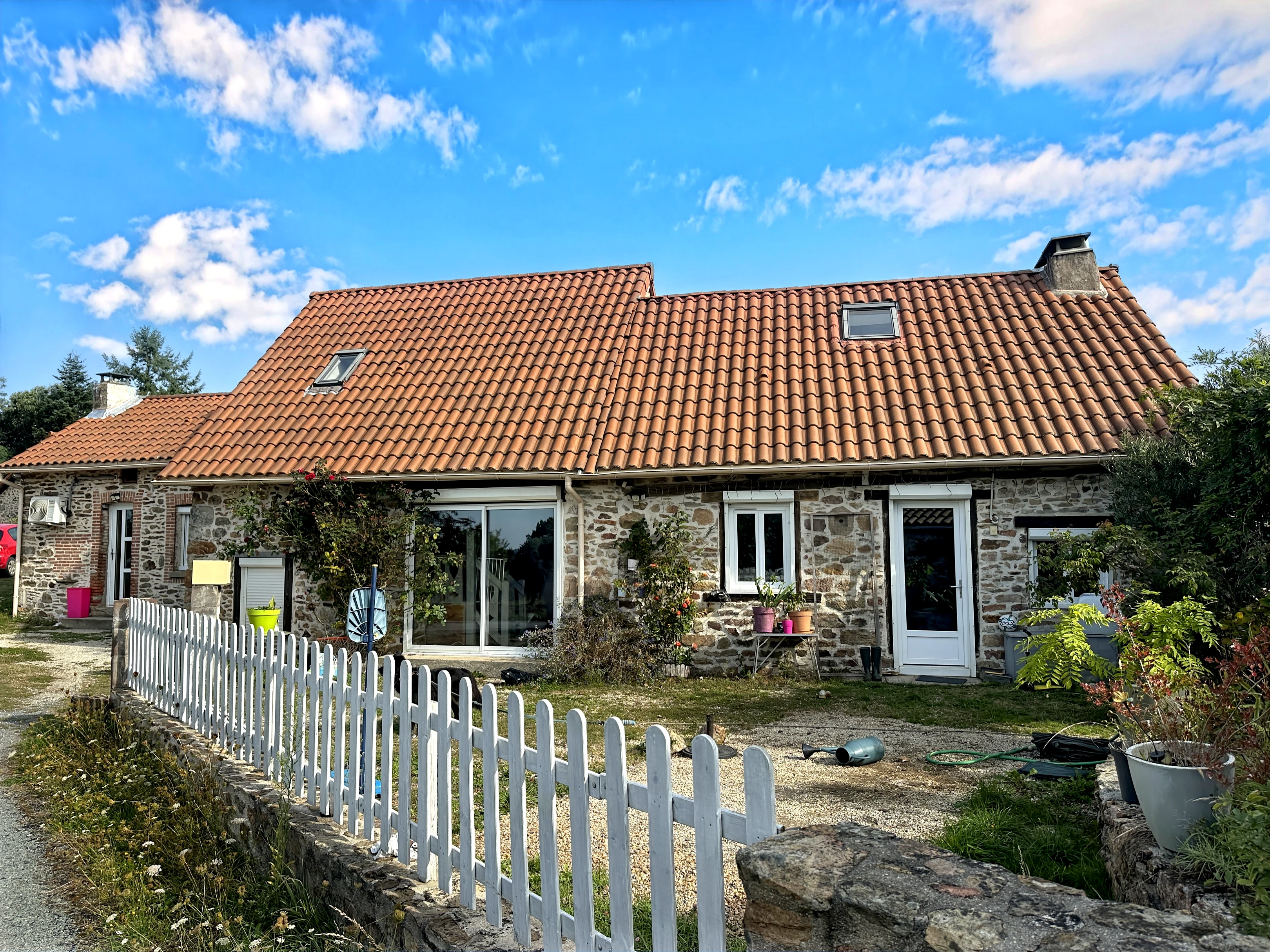 Nicely presented 2 bedroomed property in a large hamlet near St Pierre de Frugie, Dordogne à Saint-Pierre-de-Frugie
