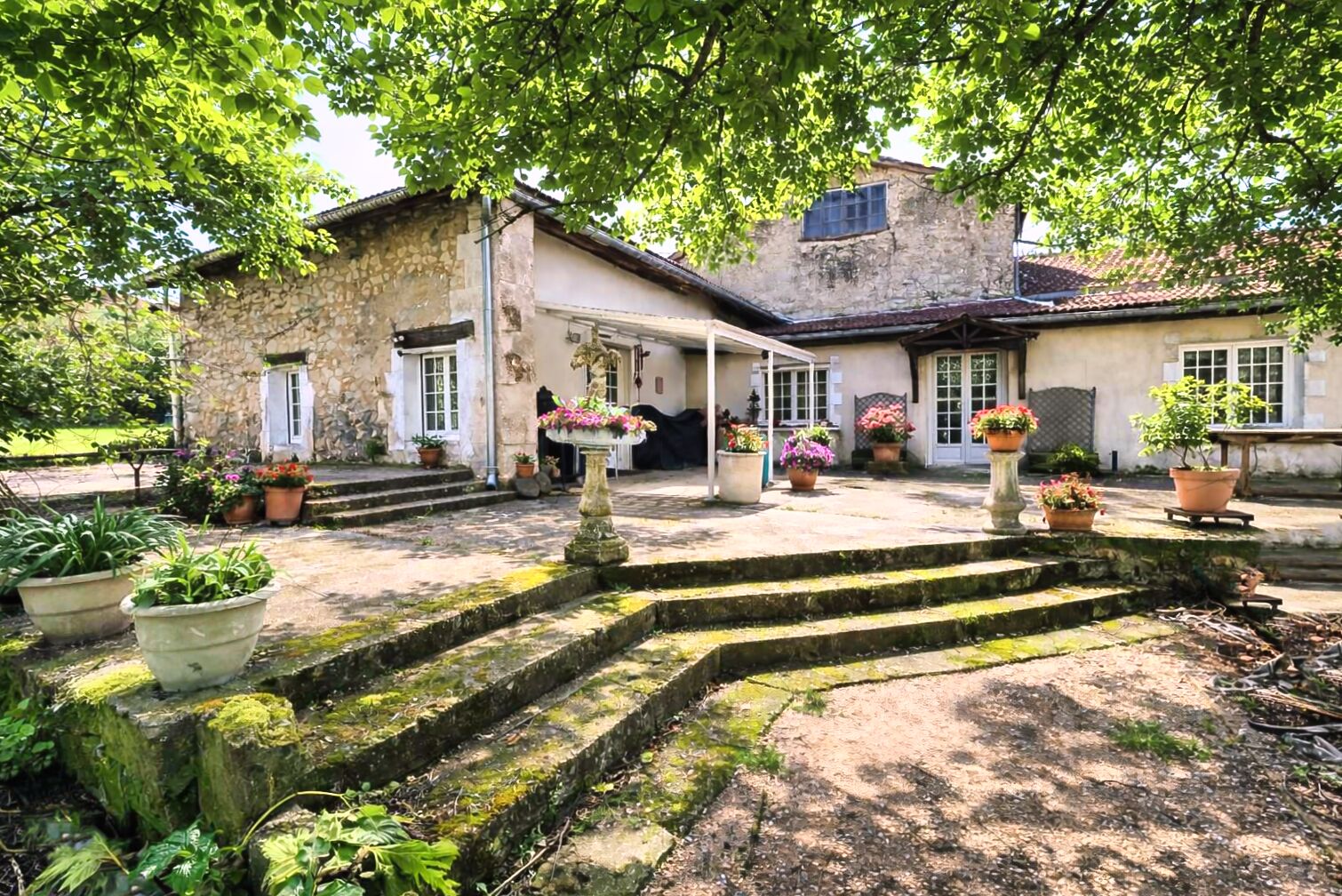 House with approximately of living space, comprising 5 bedrooms and 1 separate studio, set on à Brantôme en Périgord
