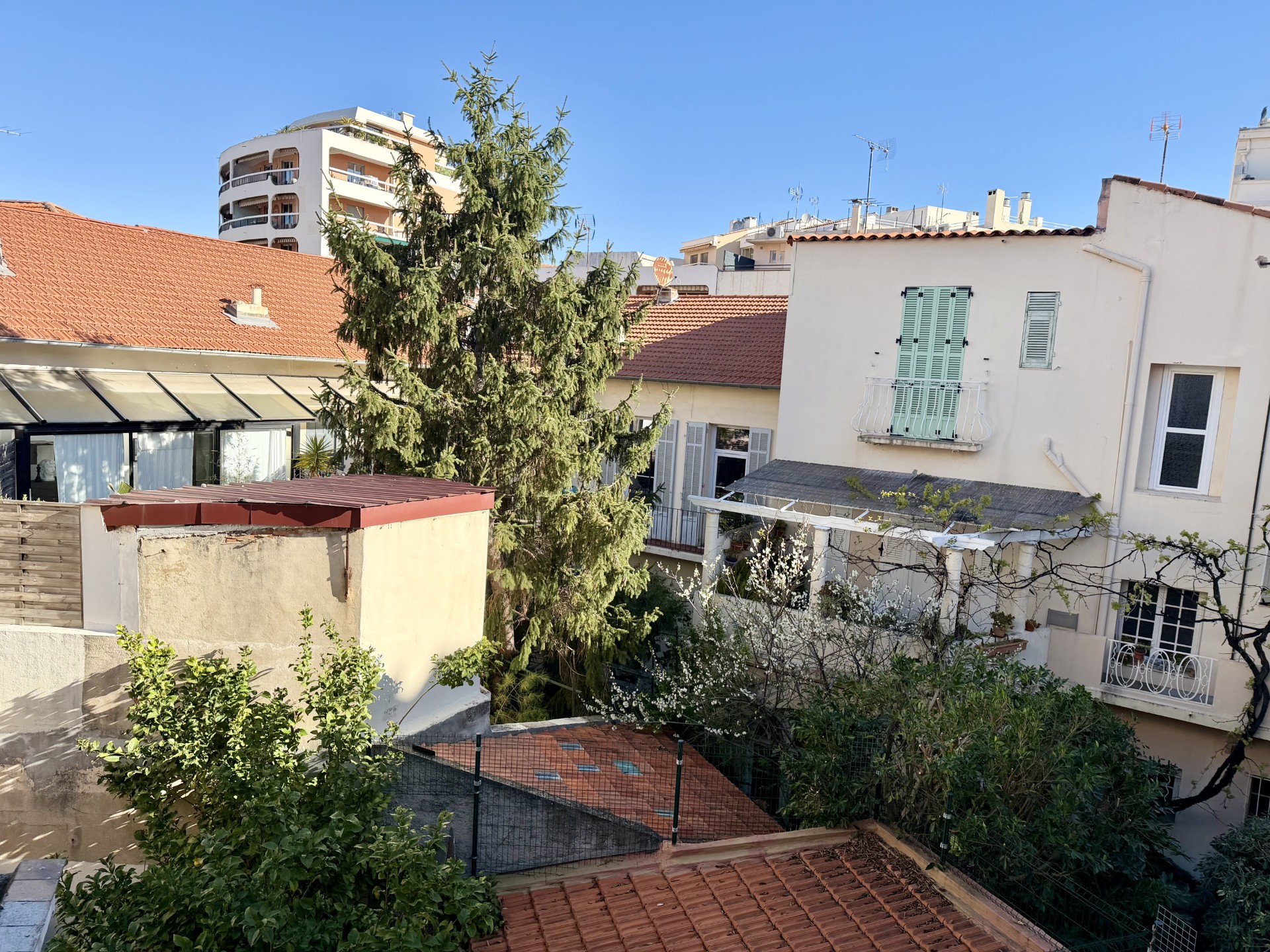 French property for sale in Antibes, Alpes-Maritimes - €820,000 - photo 