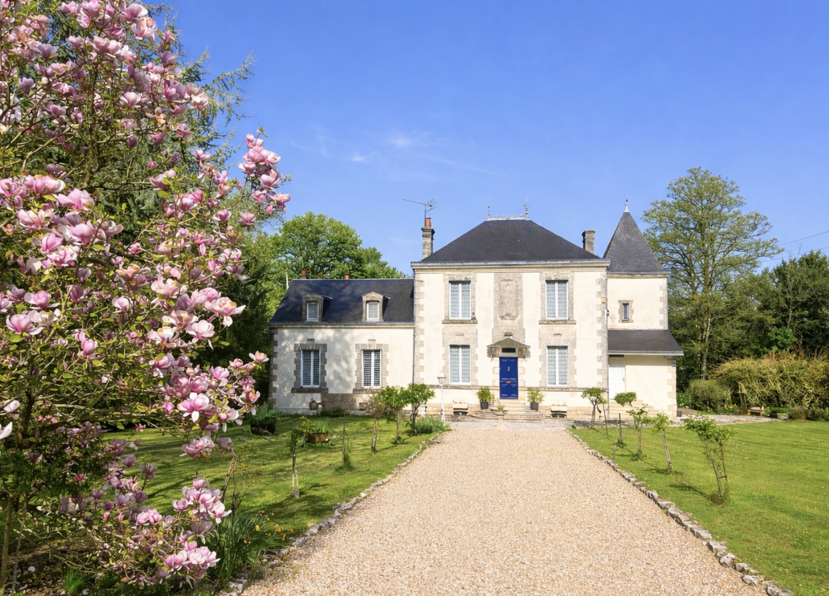 Propriété en France à vendre à Ruffec, Charente - €524 750 - photo 