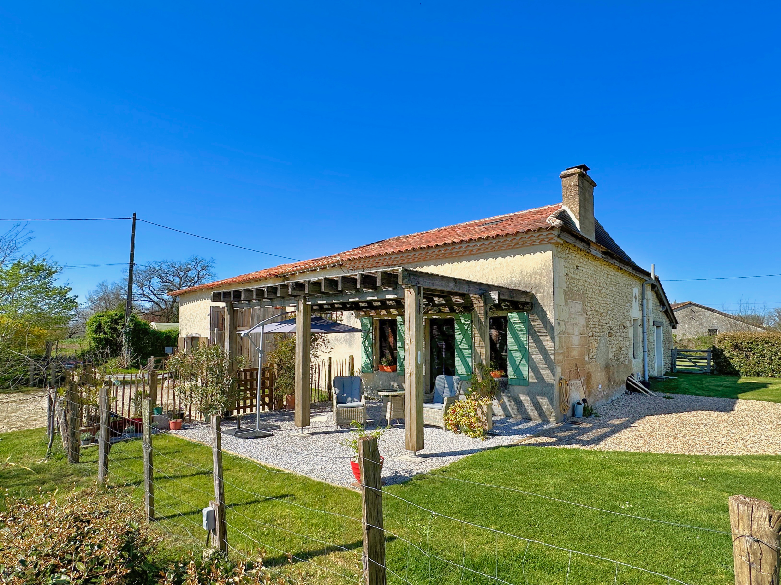 A delightful 2-bedroom home set in a peaceful rural hamlet, with a lovely garden, pond and an adjoining field à Petit-Bersac