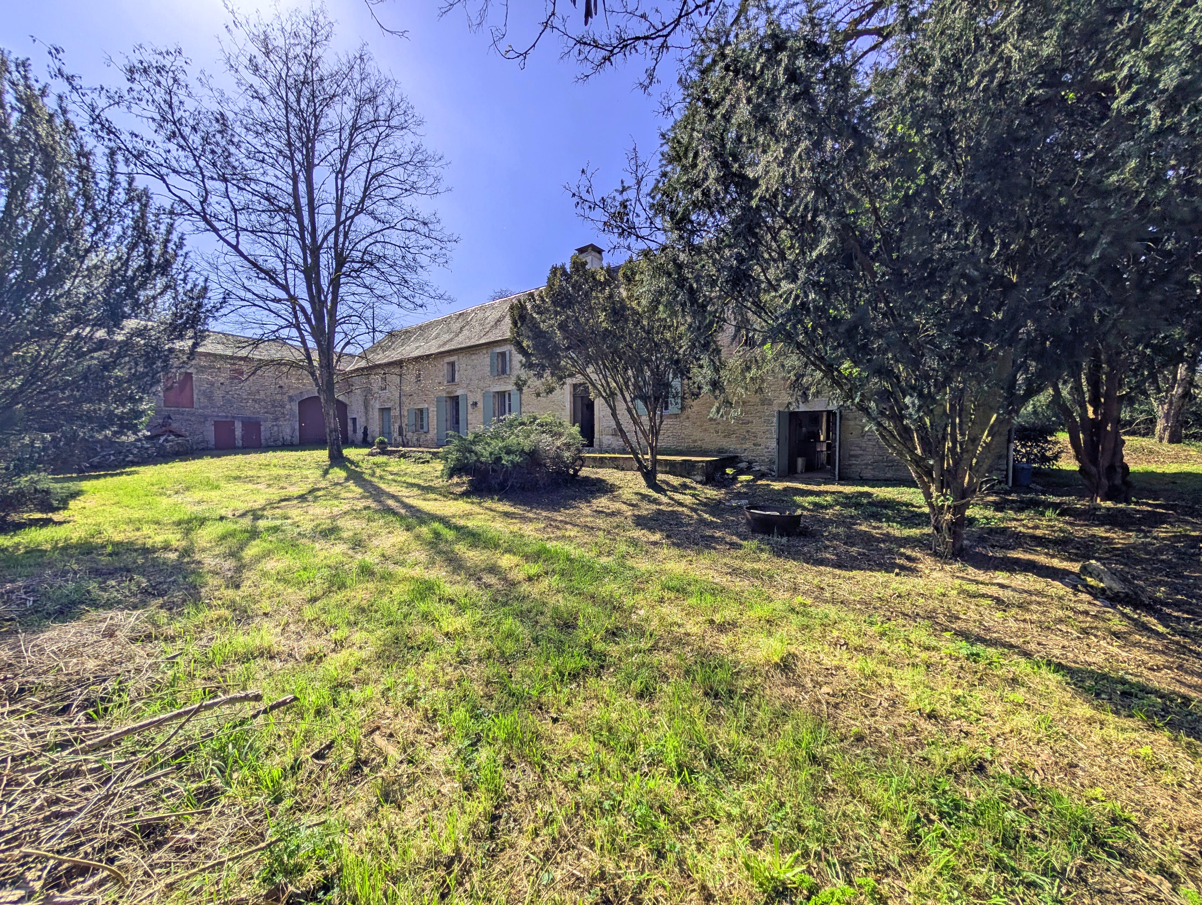 A beautiful 5 bedroom maison de maître with guest wing, barn, coach house overlooking a meadow valley à Chourgnac