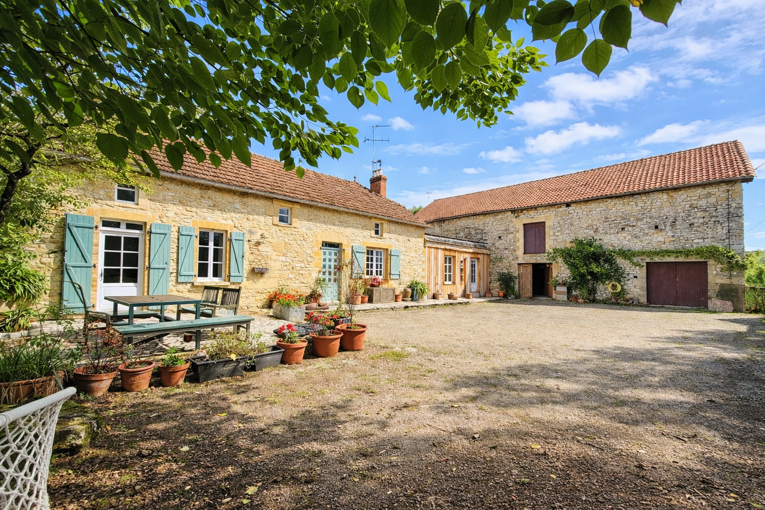 Exclusive to Leggett- Beautiful newly renovated Stone property with 2 large barns, Perigord Noir, near Sarlat à Bouzic