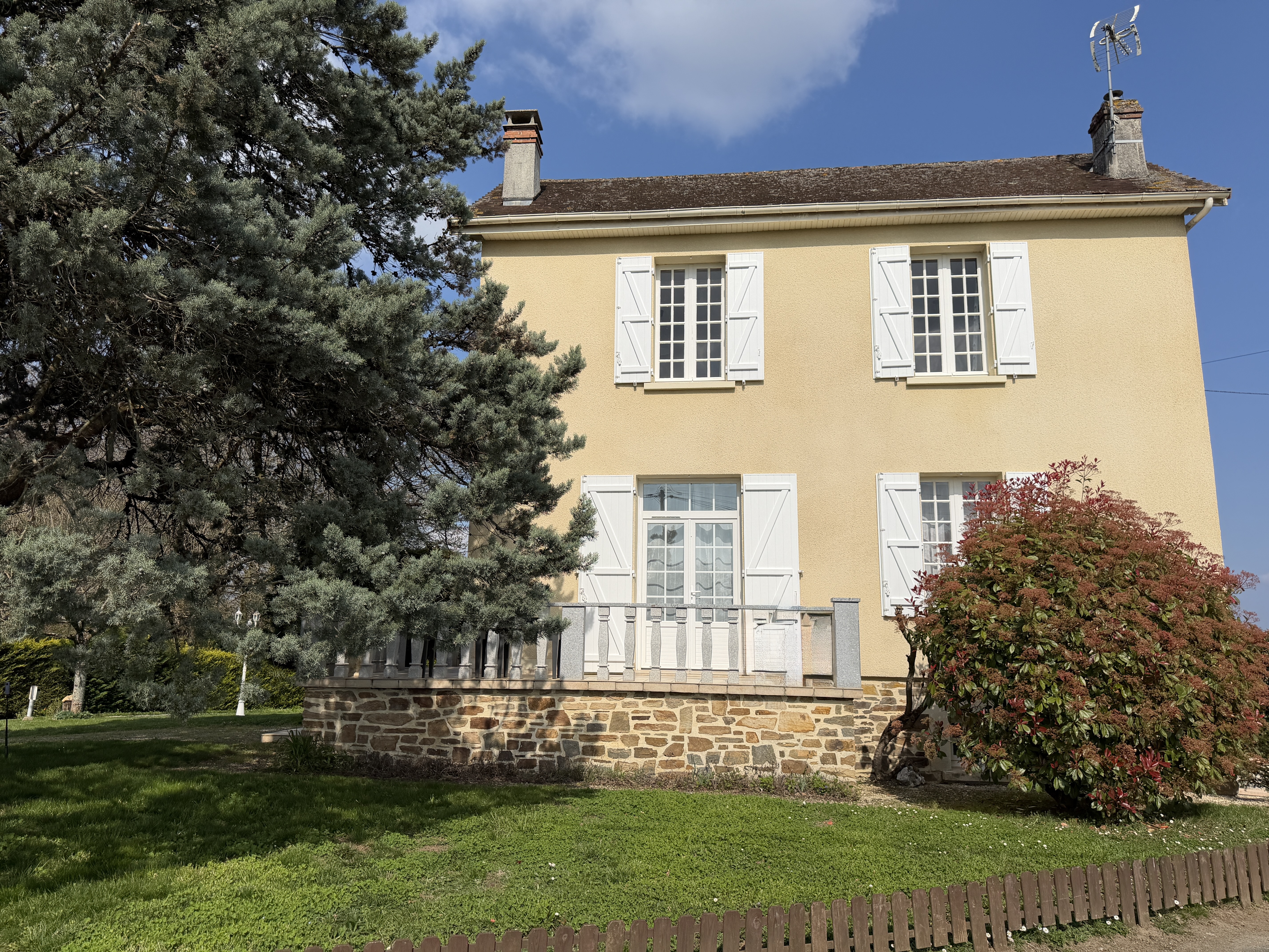 Beautifully presented 3-bedroom edge of village house, luminous rooms, countryside views, garden -Dordogne à Sarrazac