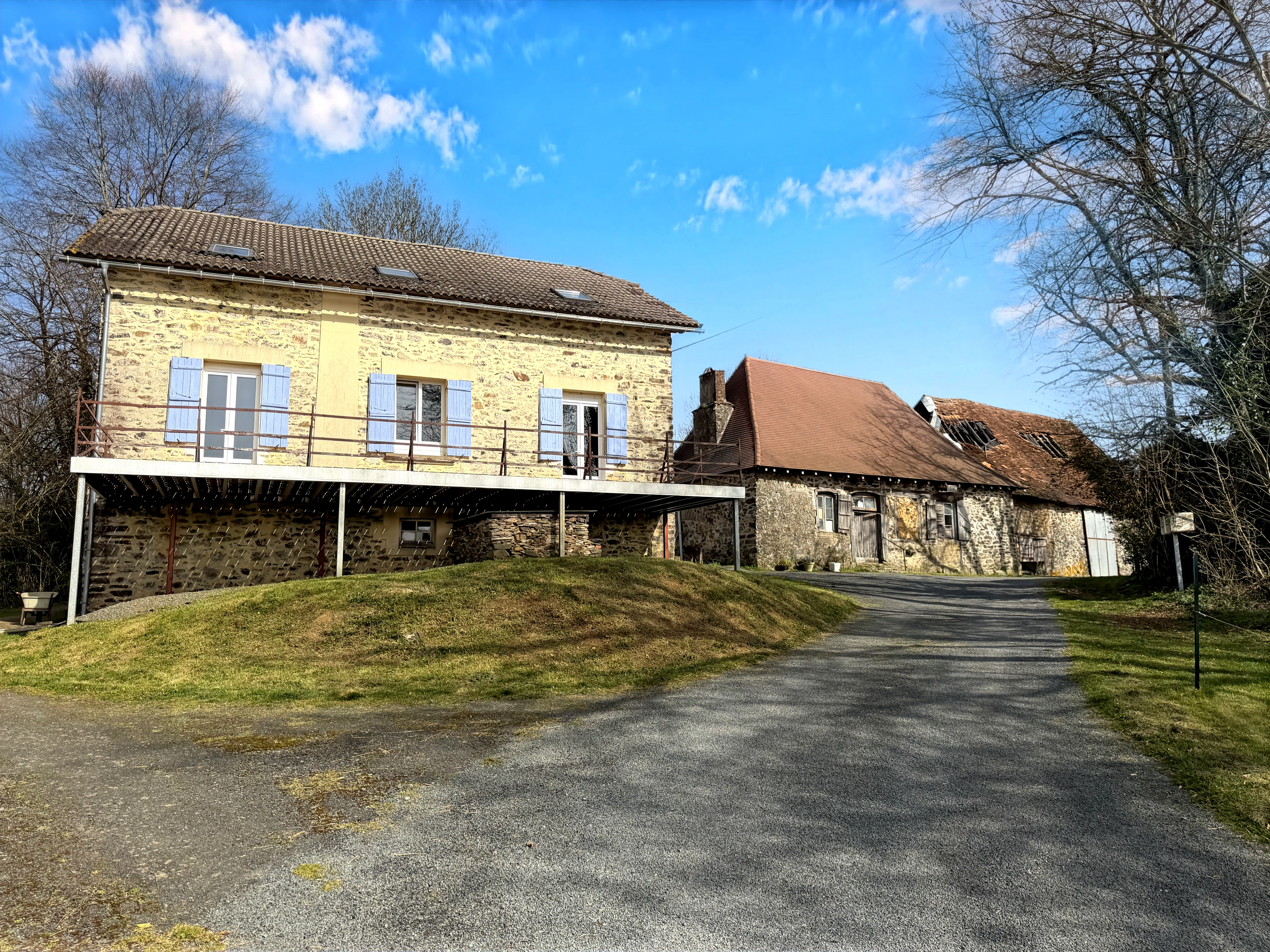 3-bedroom Country House with various Outbuildings, Prairie and Lake. Suitable for Horses - Dordogne à Saint-Mesmin