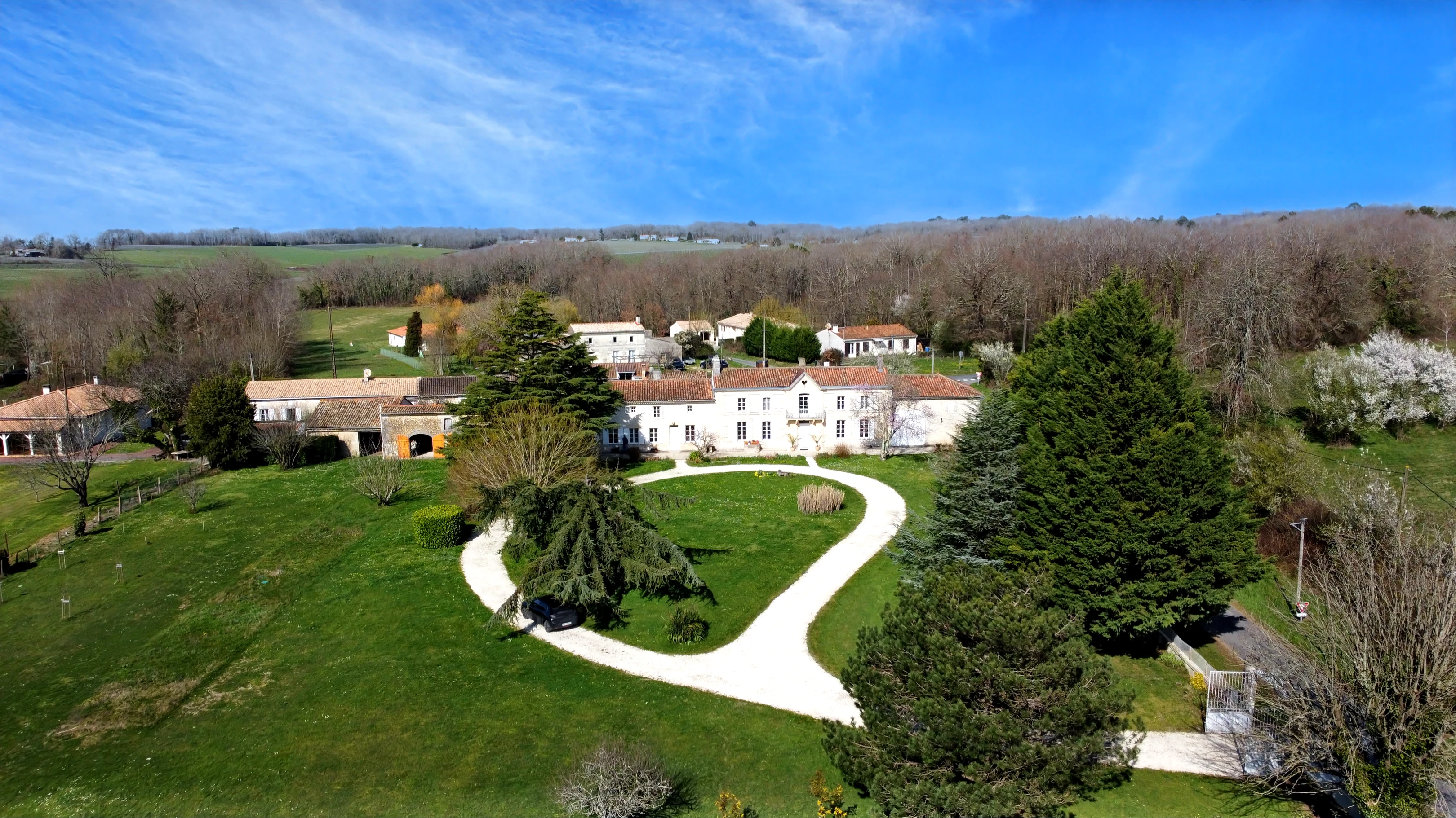 Propriété en France à vendre à Semoussac, Charente-Maritime - €460 000 - photo 