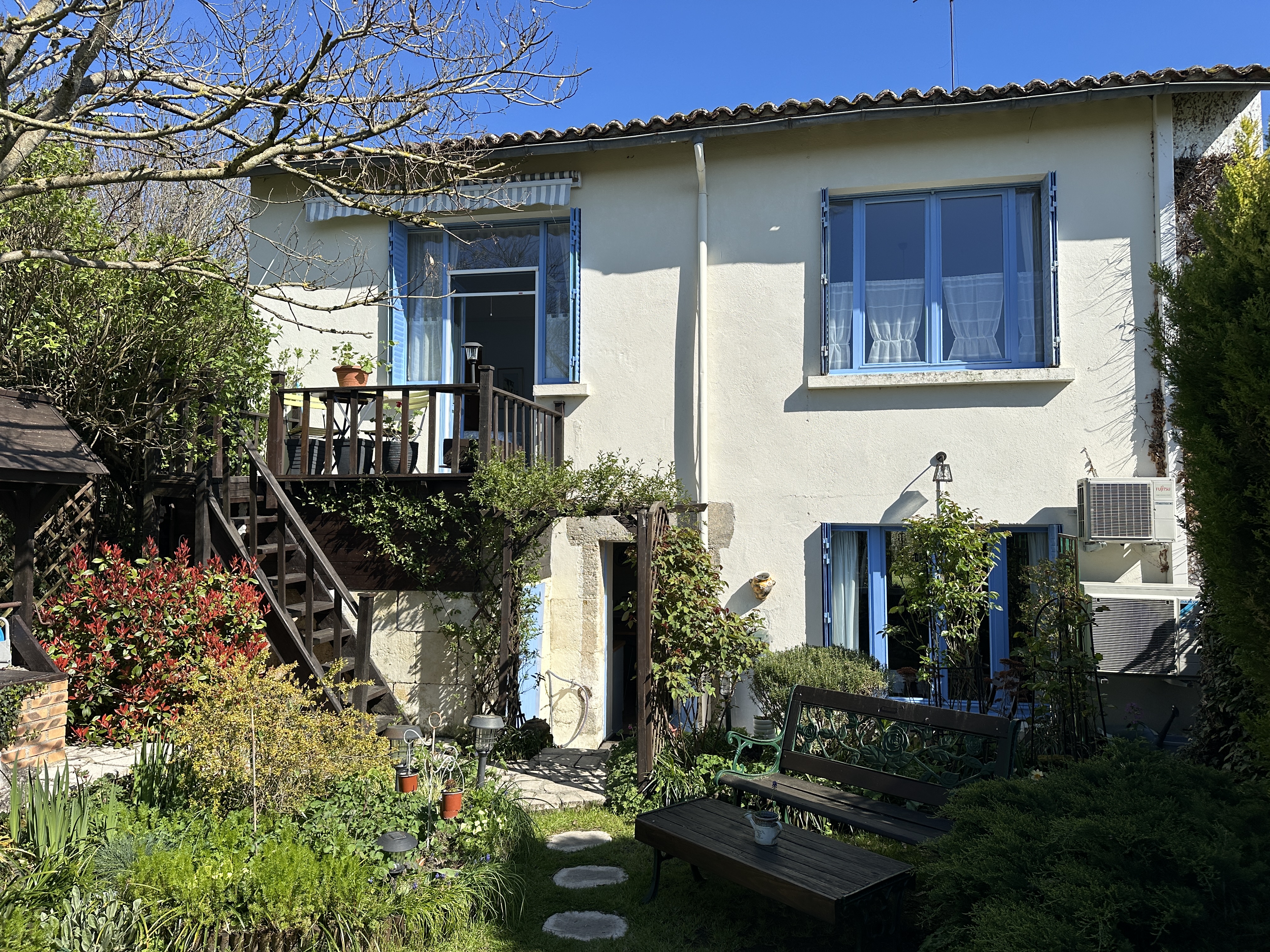 Beautifully maintained village property with 4 spacious bedrooms, garage and garden à Mareuil en Périgord