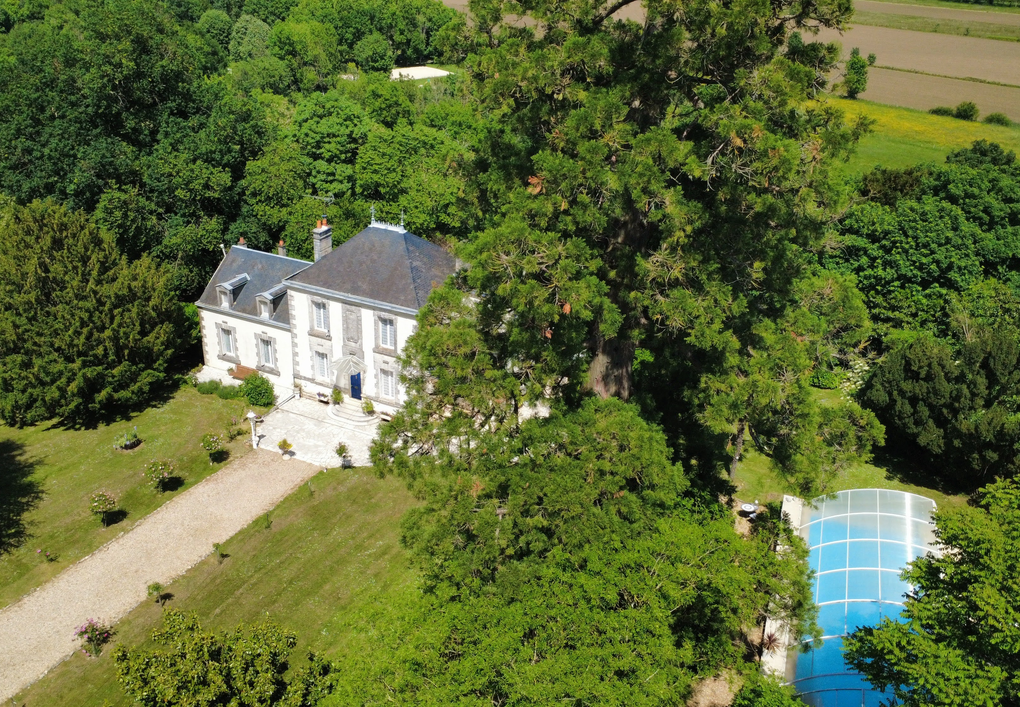 Propriété en France à vendre à Ruffec, Charente - €524 750 - photo 