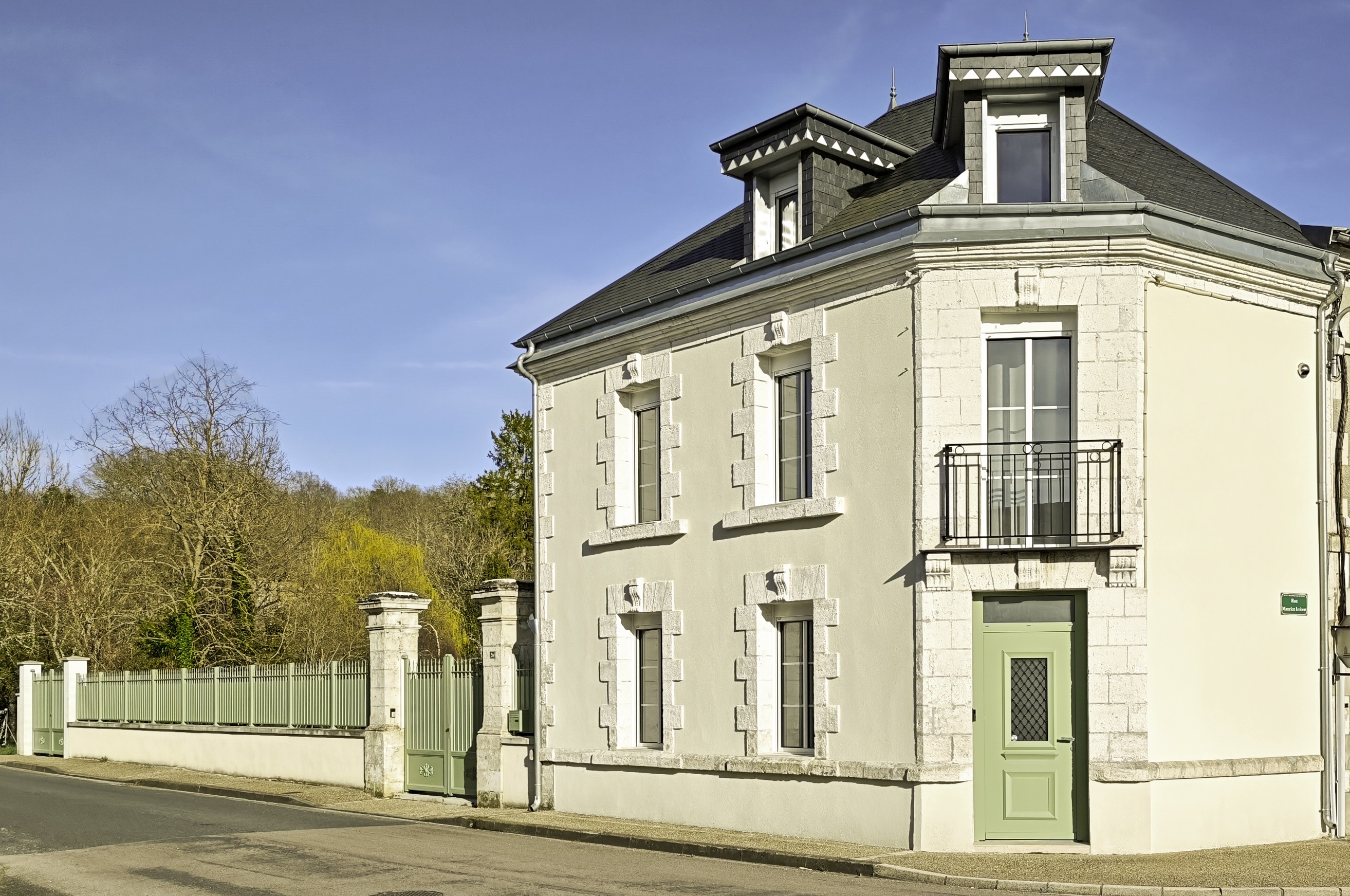 Beautifully modernised three-bedroom home offers the perfect blend of contemporary luxury and country charm à Saint-Pardoux-la-Rivière