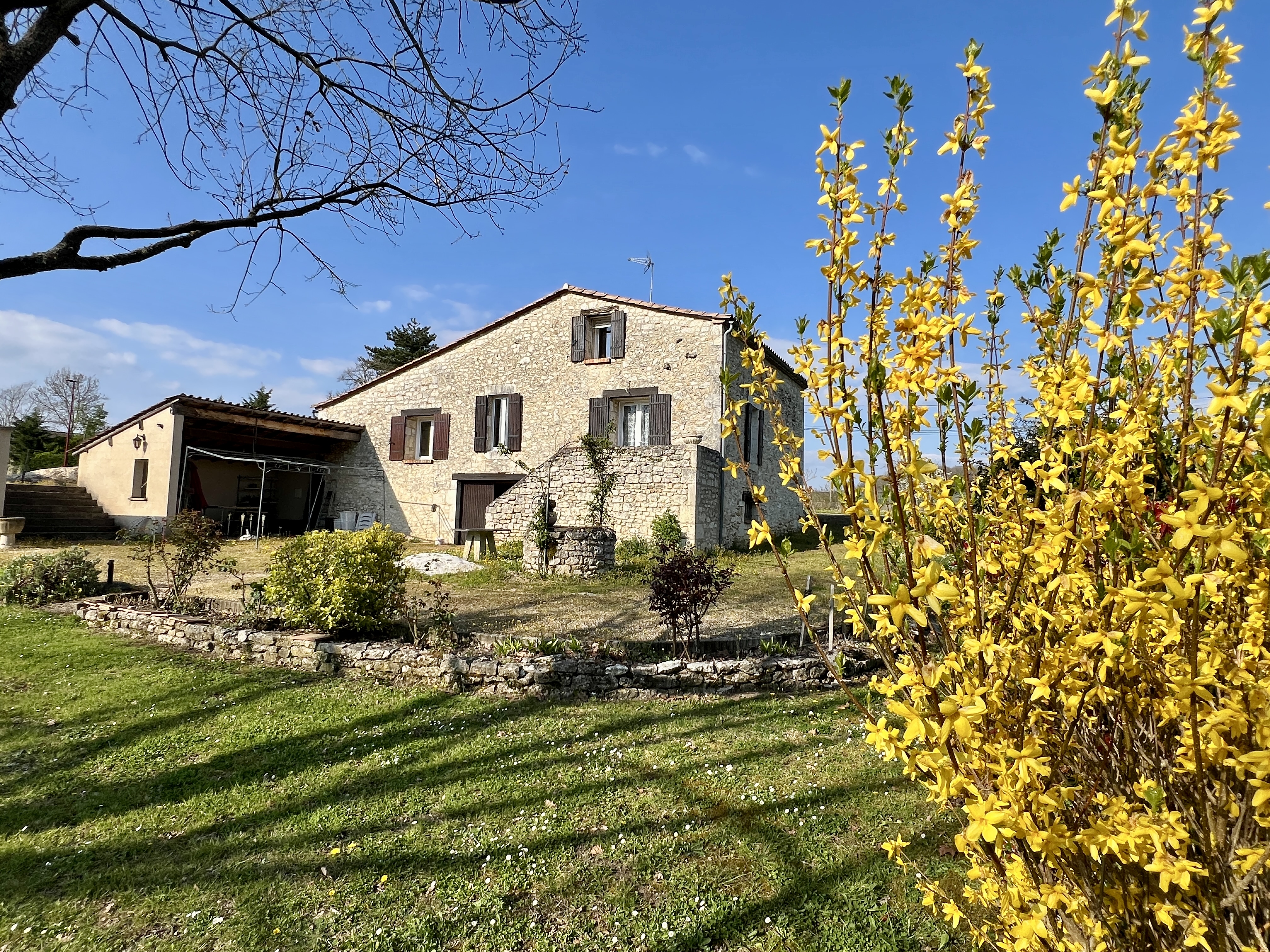 Renovated house, over half acre garden, mature trees, a basement and an outbuilding, near Sainte-Foy-la-Grande à Monestier