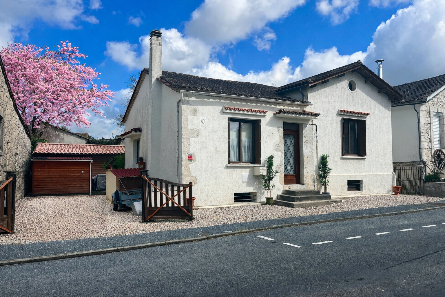 A Charming Detached Home with Garden, Summer House & Parking in the Heart of the Sought After Town of Eymet à Eymet