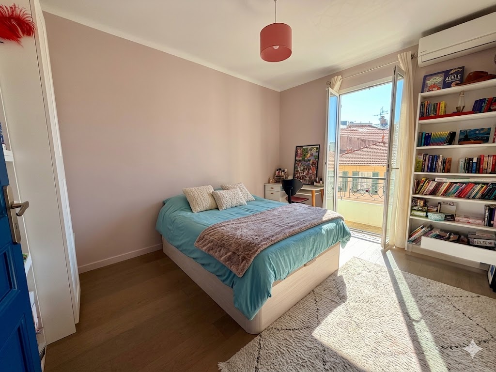 French property for sale in Antibes, Alpes-Maritimes - €820,000 - photo 