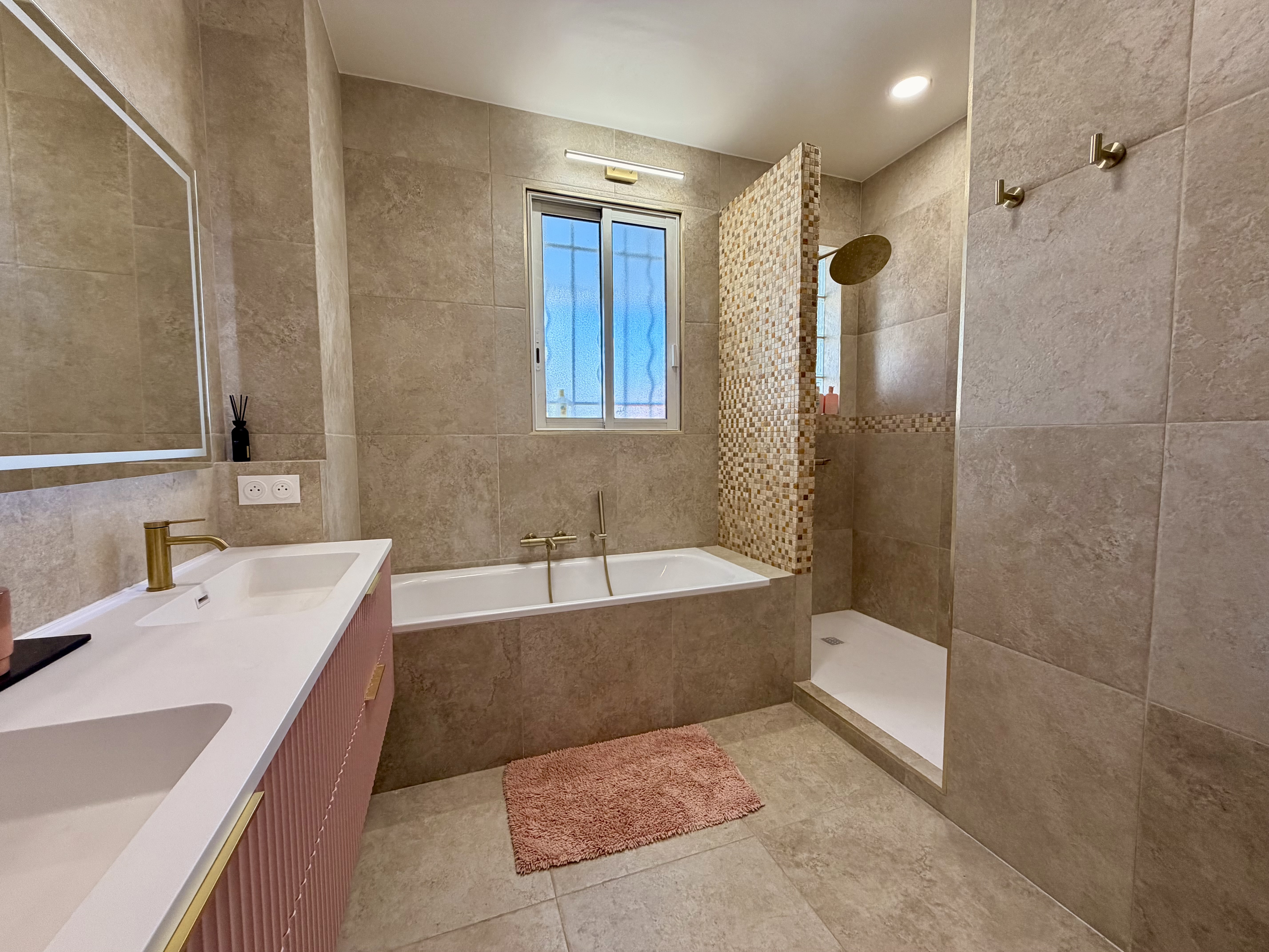 French property for sale in Antibes, Alpes-Maritimes - €820,000 - photo 