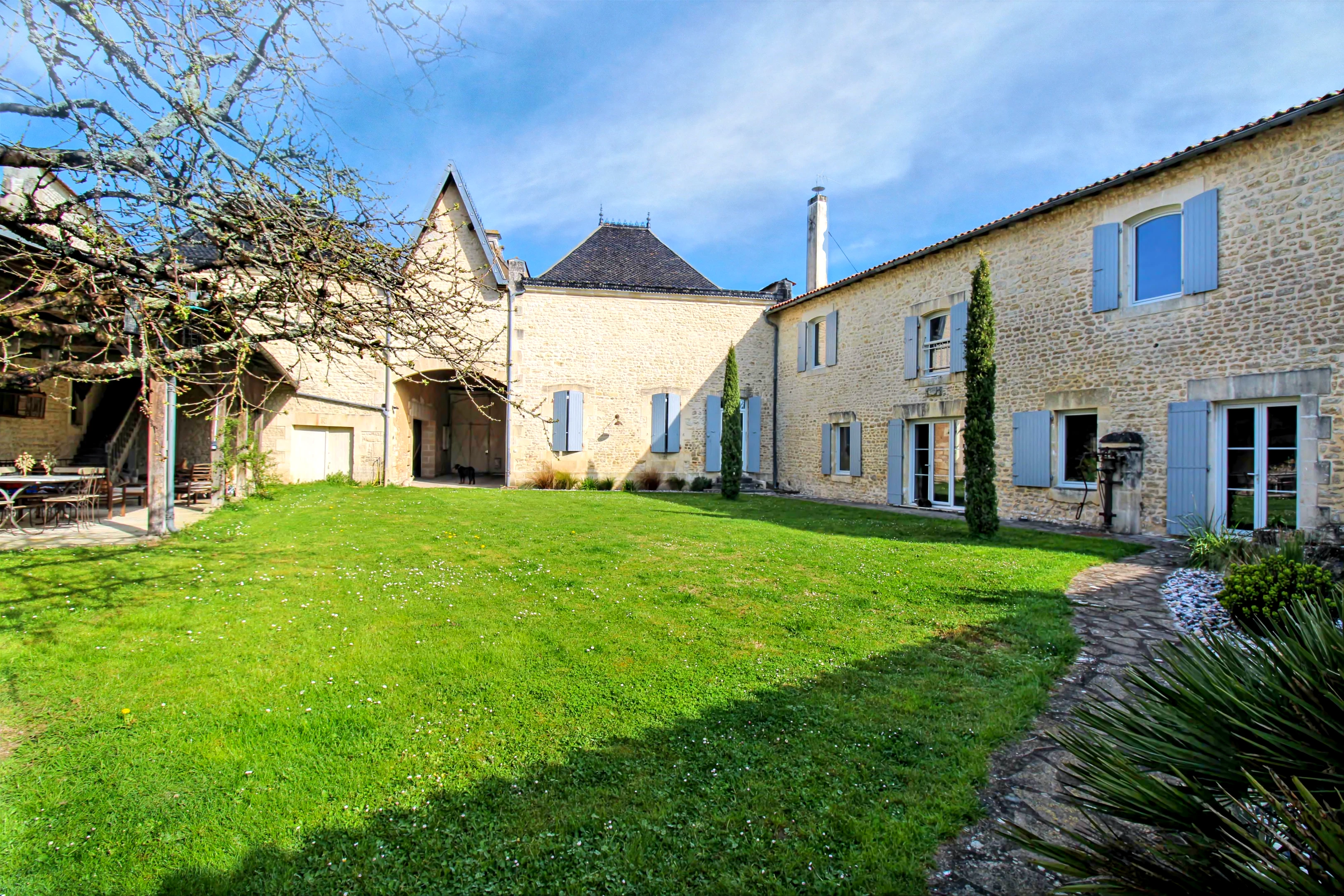 Propriété en France à vendre à Saint-Jean-d'Angély, Charente-Maritime - €598 500 - photo 