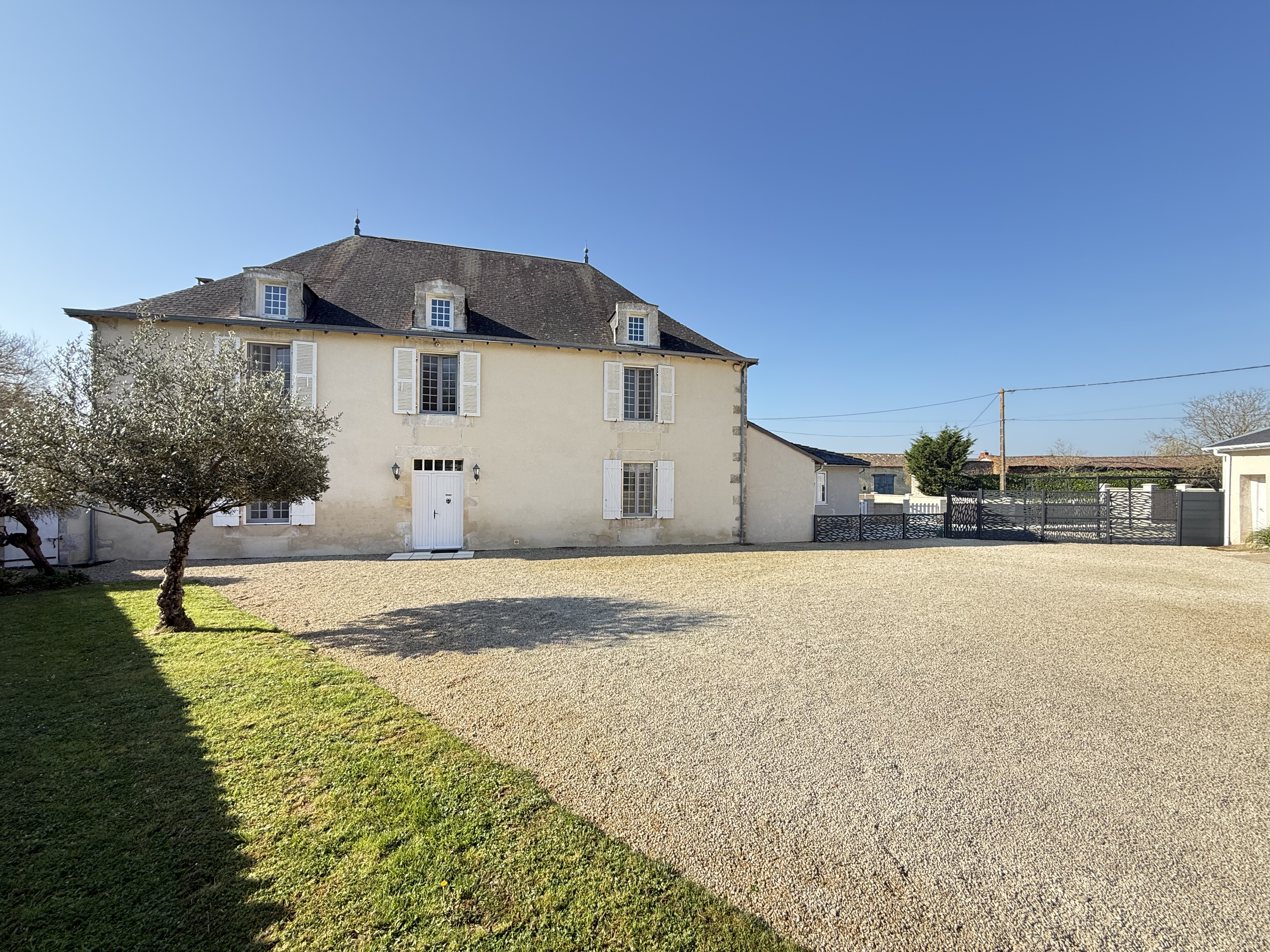 Propriété en France à vendre à Romagne, Vienne - €980 500 - photo 