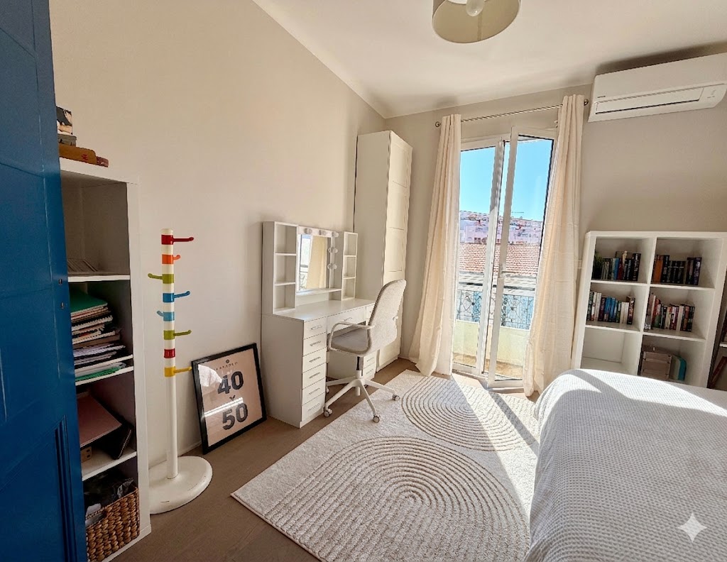 French property for sale in Antibes, Alpes-Maritimes - €820,000 - photo 