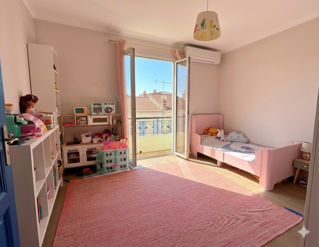 French property for sale in Antibes, Alpes-Maritimes - €820,000 - photo 