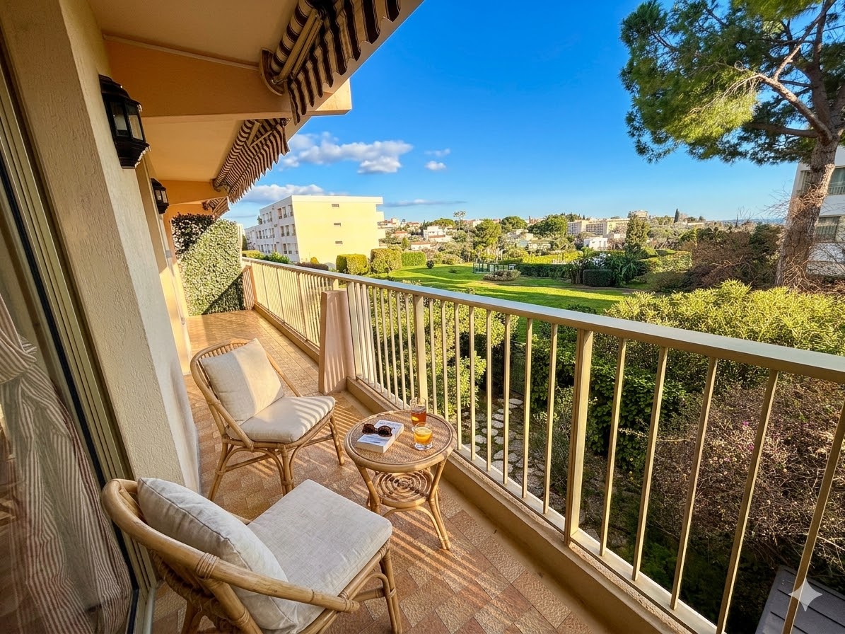 French property for sale in Antibes, Alpes-Maritimes - €425,000 - photo 