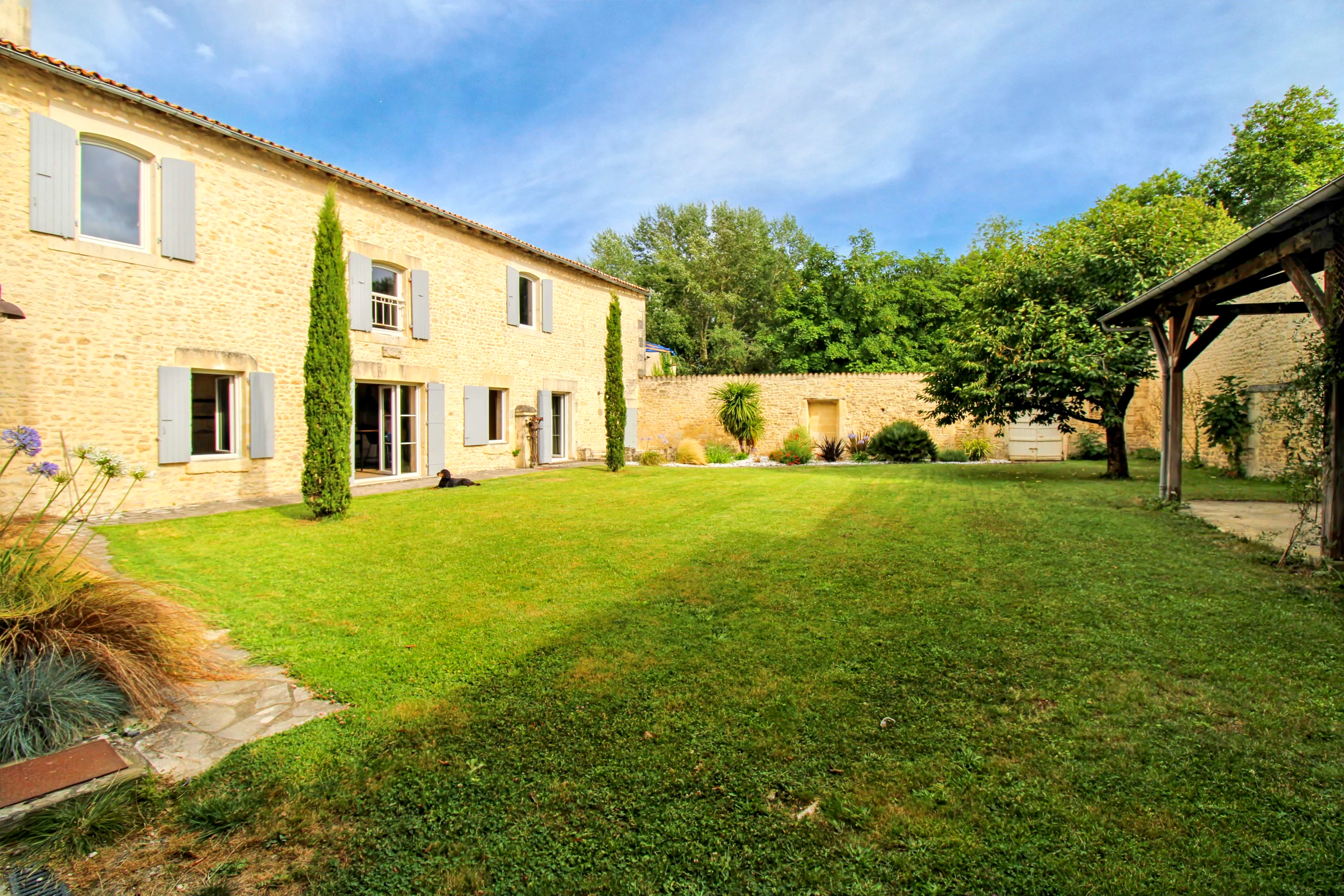 French property for sale in Saint-Jean-d'Angély, Charente-Maritime - €598,500 - photo 