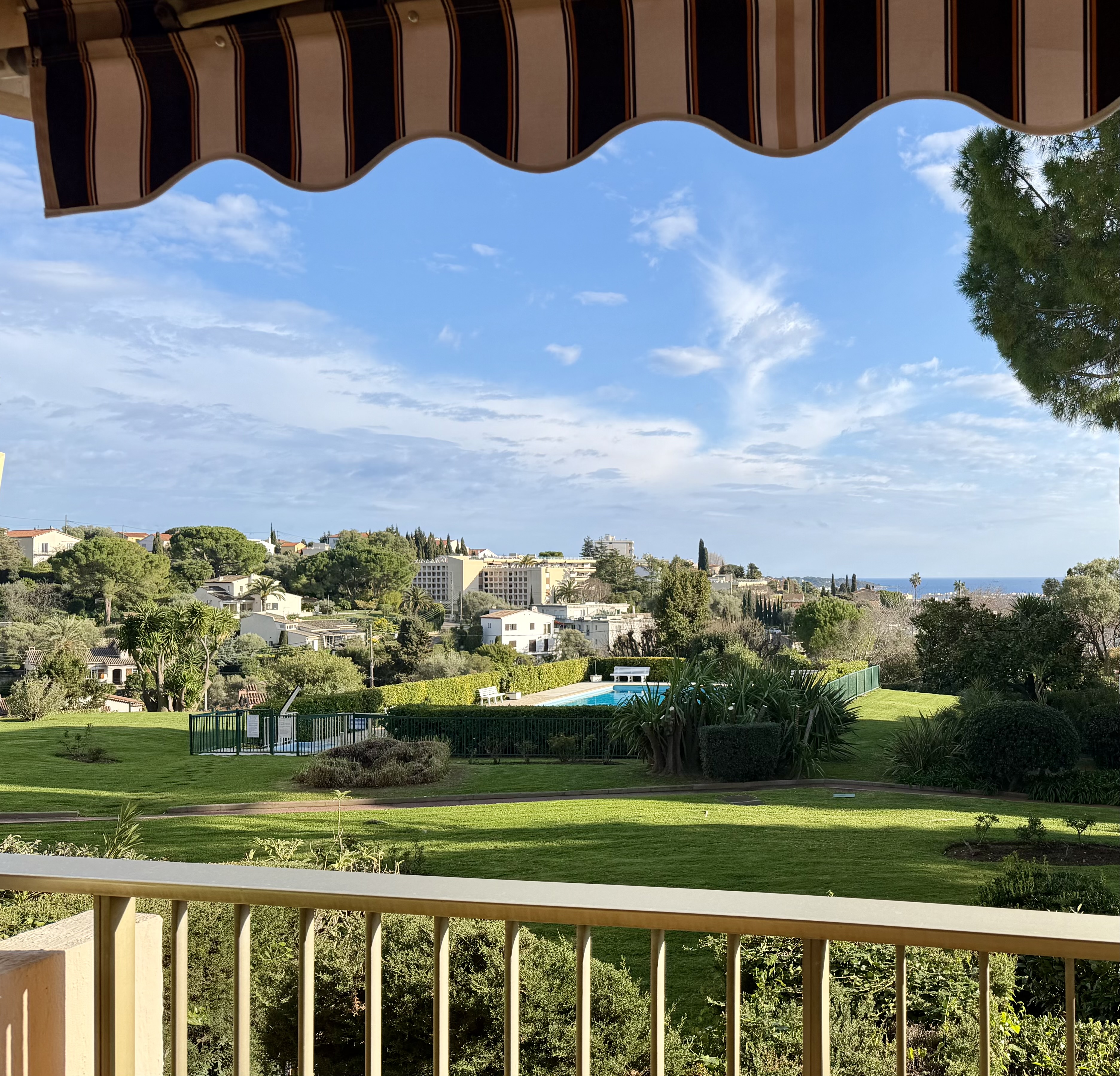 French property for sale in Antibes, Alpes-Maritimes - €425,000 - photo 