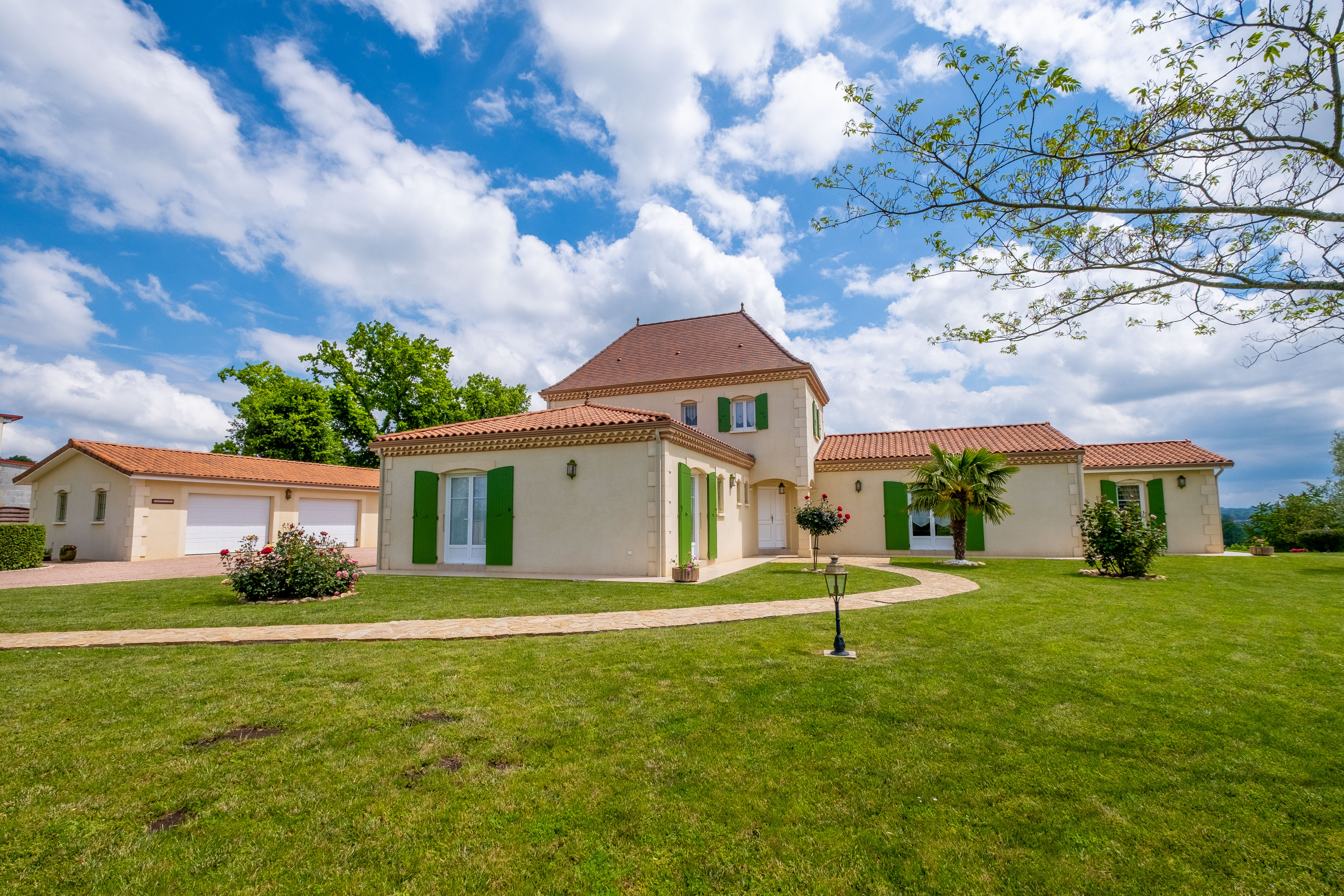 Immaculate 5 bedroom family home with Panoramic Views, Swimming Pool and detached Double Garage - Dordogne à Nantheuil