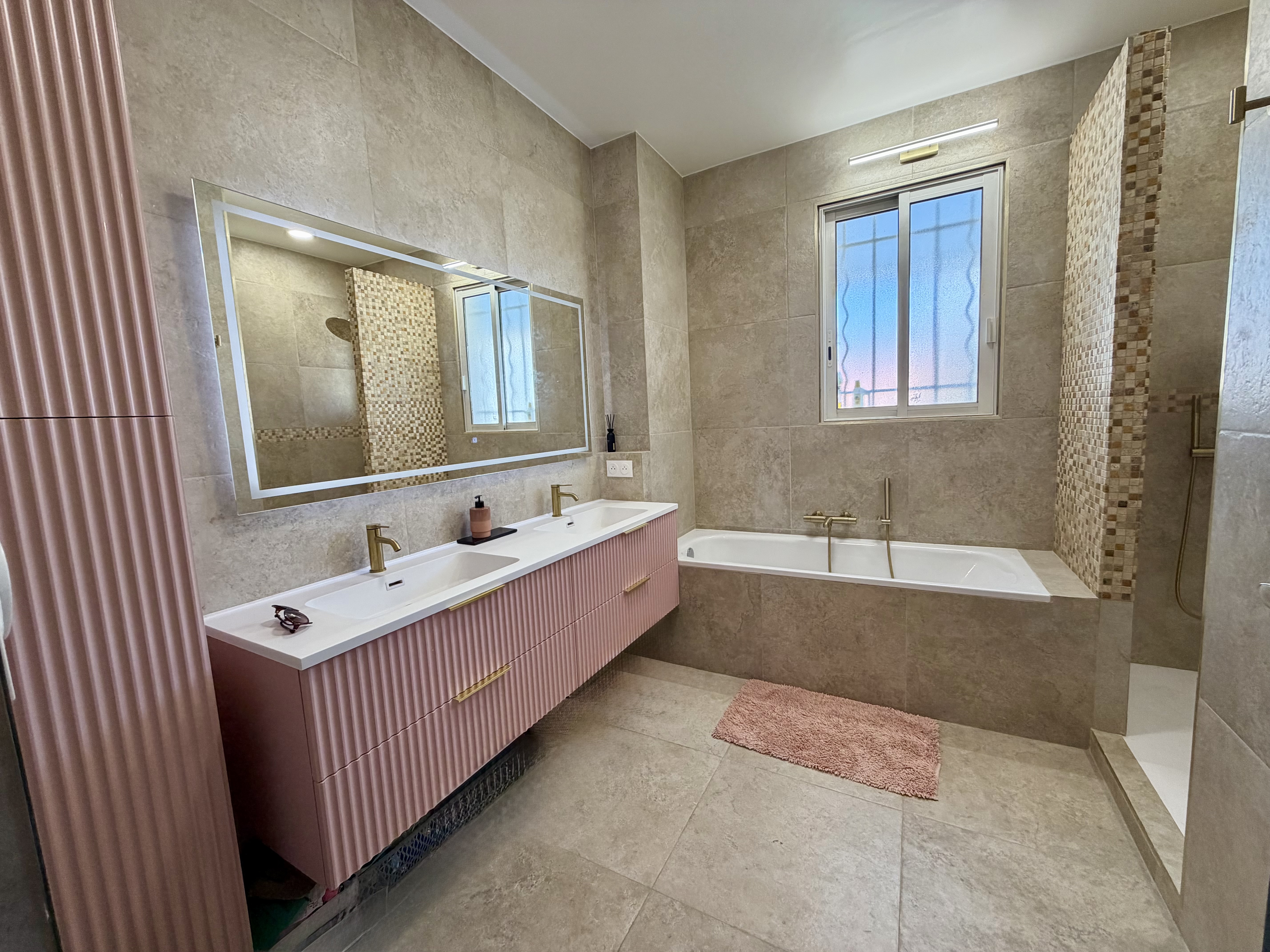 French property for sale in Antibes, Alpes-Maritimes - €820,000 - photo 