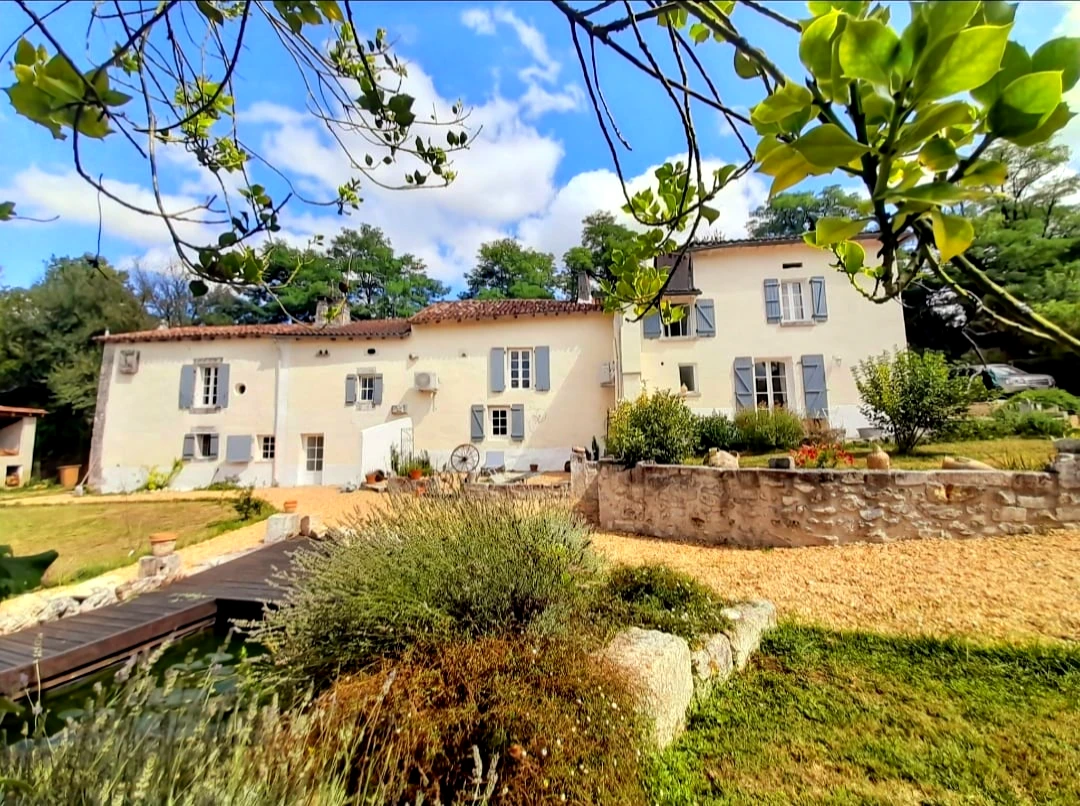 Lovely quirky 5 bedroom home bursting with character, plus garden and only a two-minute stroll to the village à Verteillac