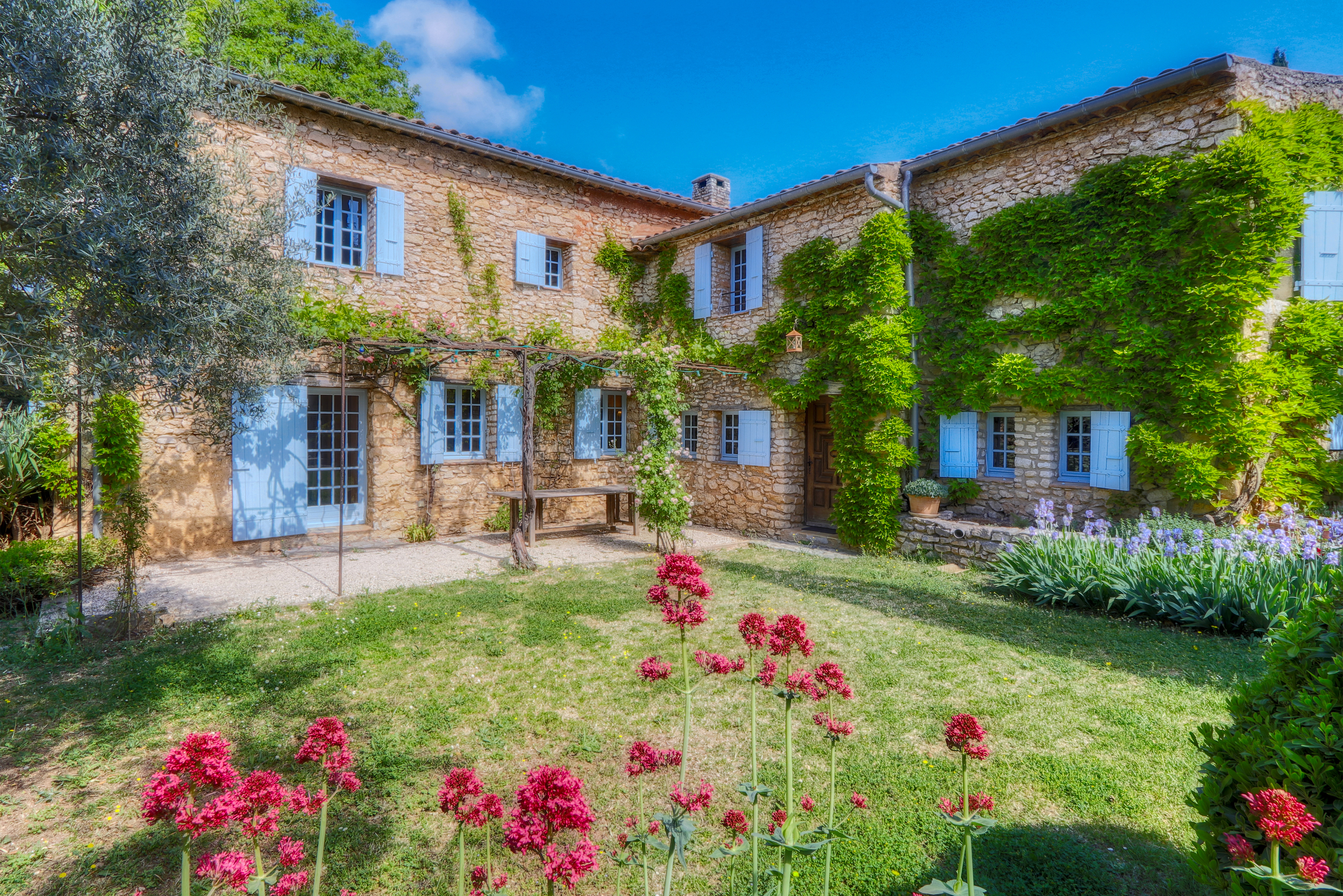French property for sale in Villars, Vaucluse - €940,000 - photo 