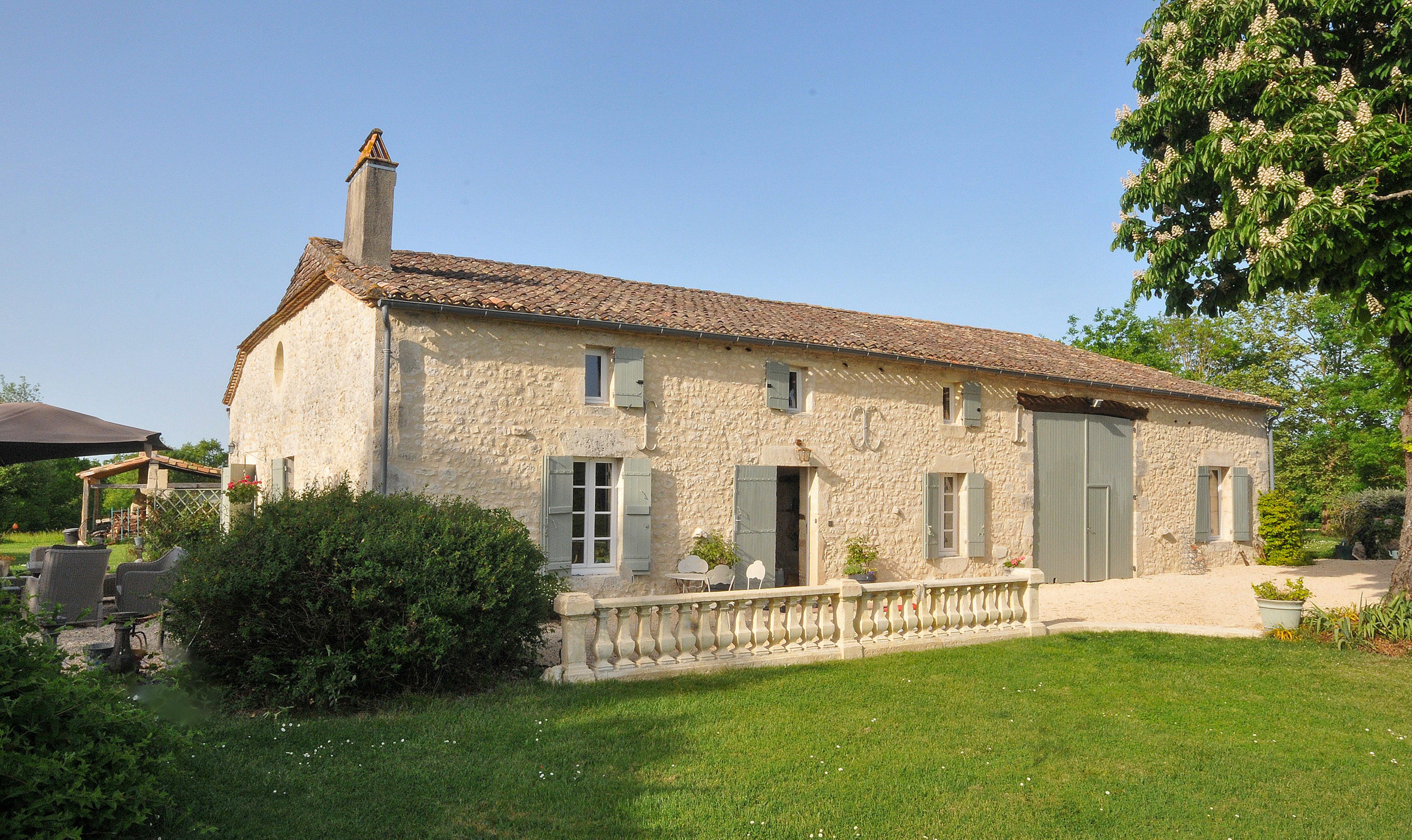 Enchanting hilltop 6 bed farmhouse with pool and 4.4 acres of land à Eymet