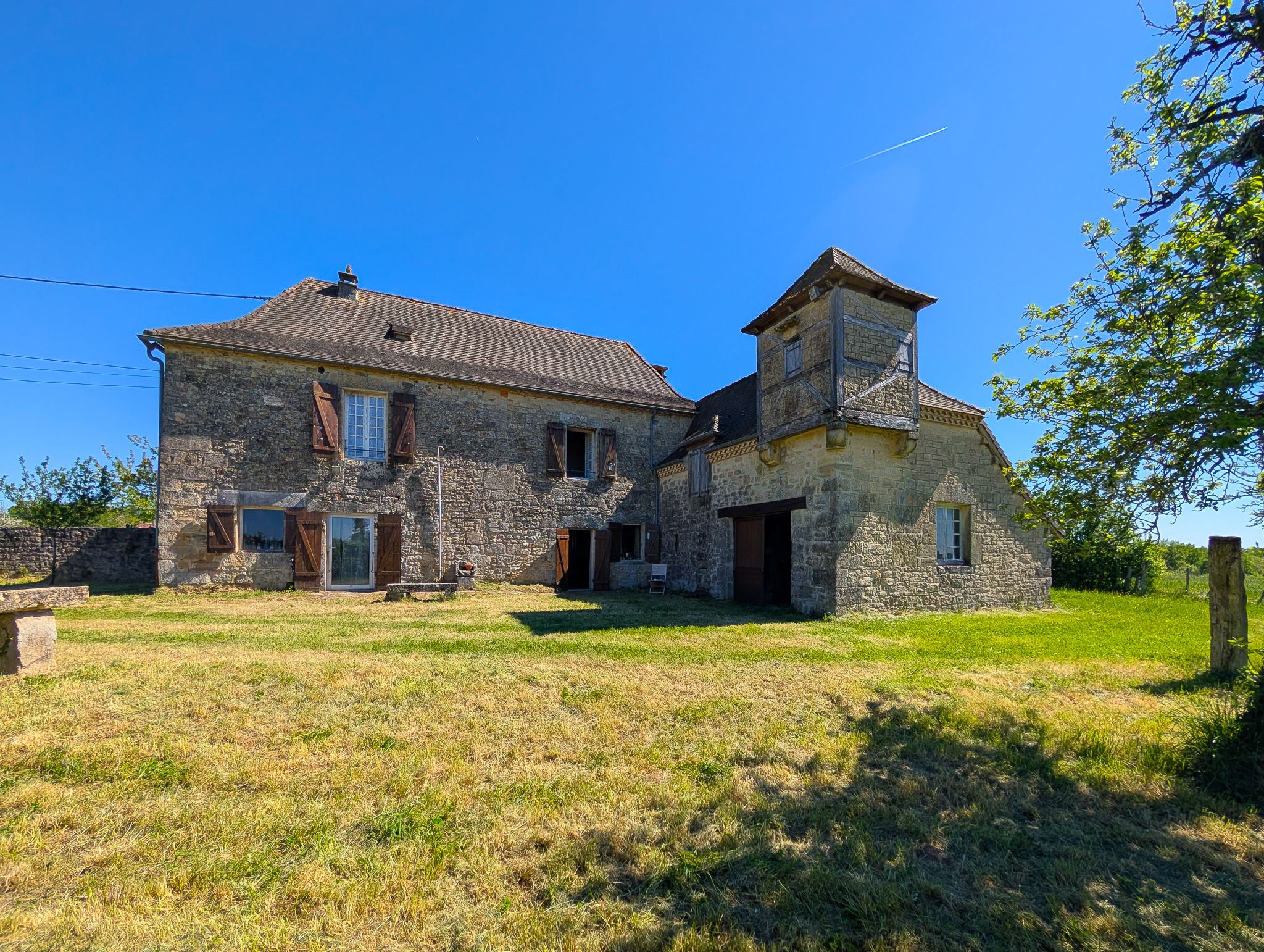 An ancient maison de maitre with a meadow just outside a tiny hilltop village with beautiful views à Rudeau-Ladosse