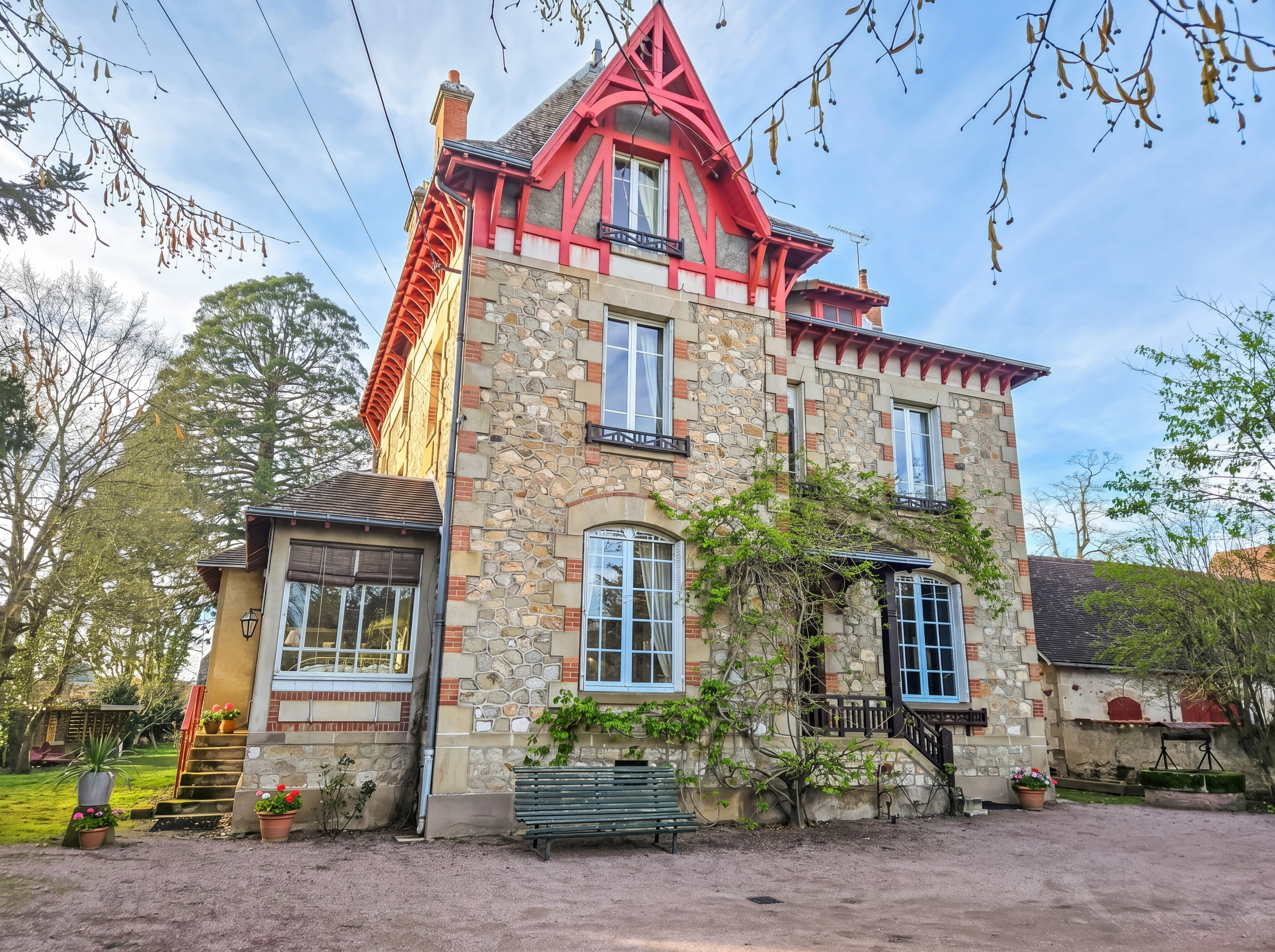 French property for sale in Cosne-d'Allier, Allier - €424,000 - photo 