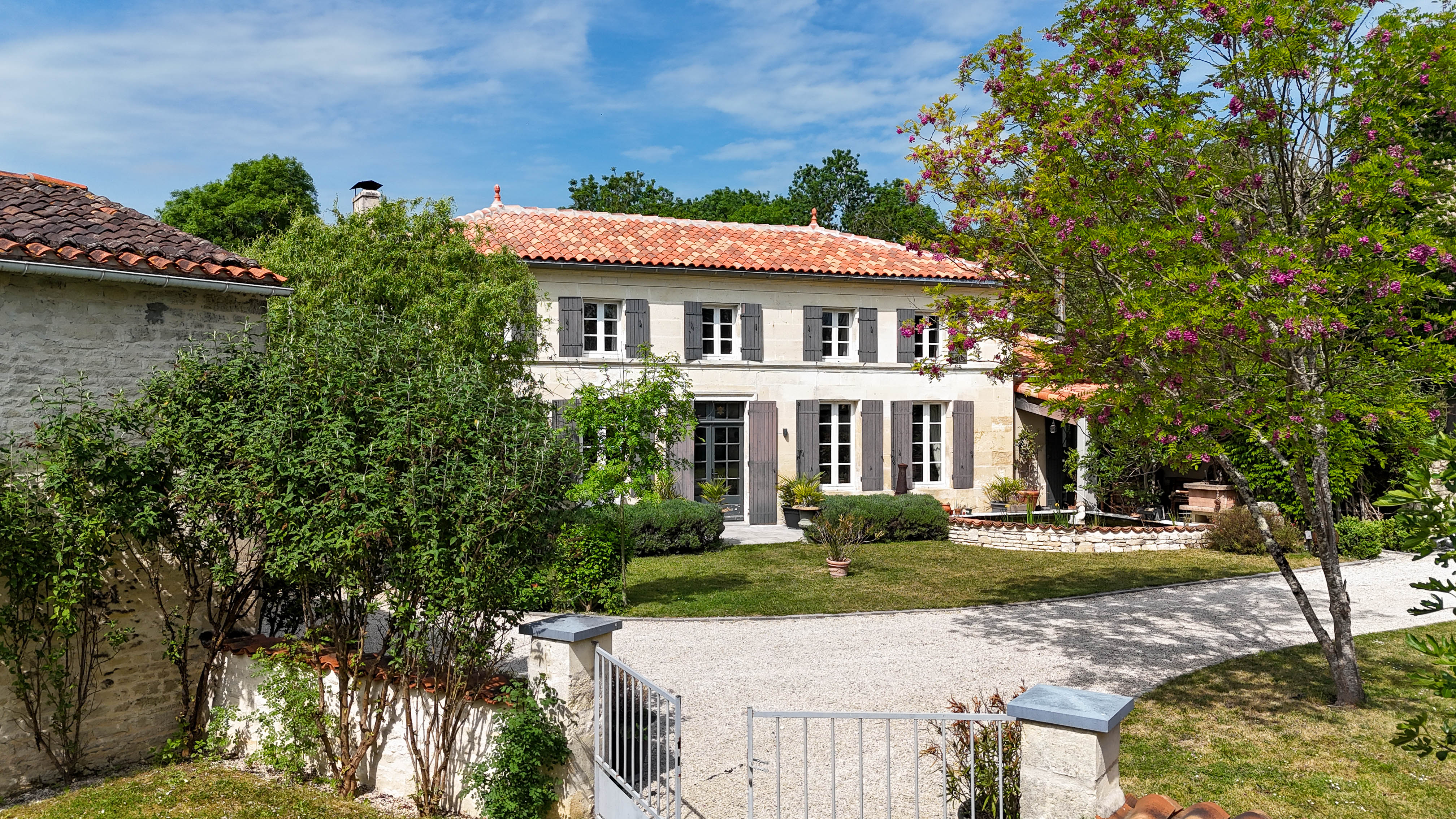 Propriété en France à vendre à Mons, Charente-Maritime - €595 000 - photo 