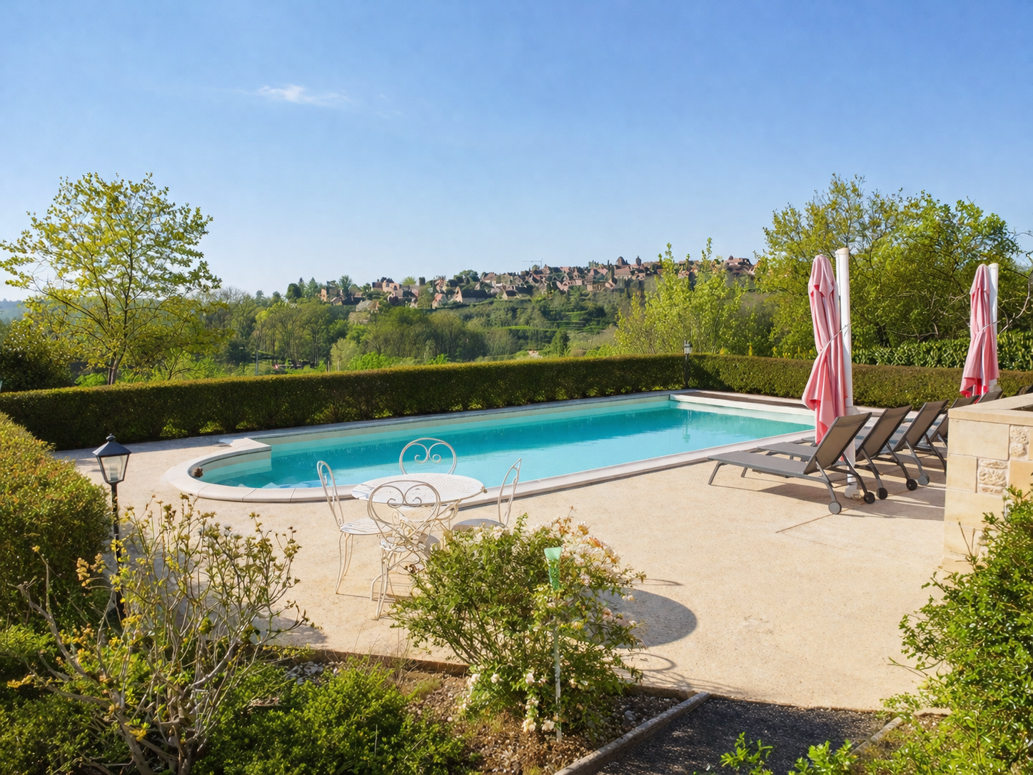 Exceptional Views of Domme – High-End Périgord-Style Estate Built in 2011, with Pool, Elevator & Photovoltaic à Domme