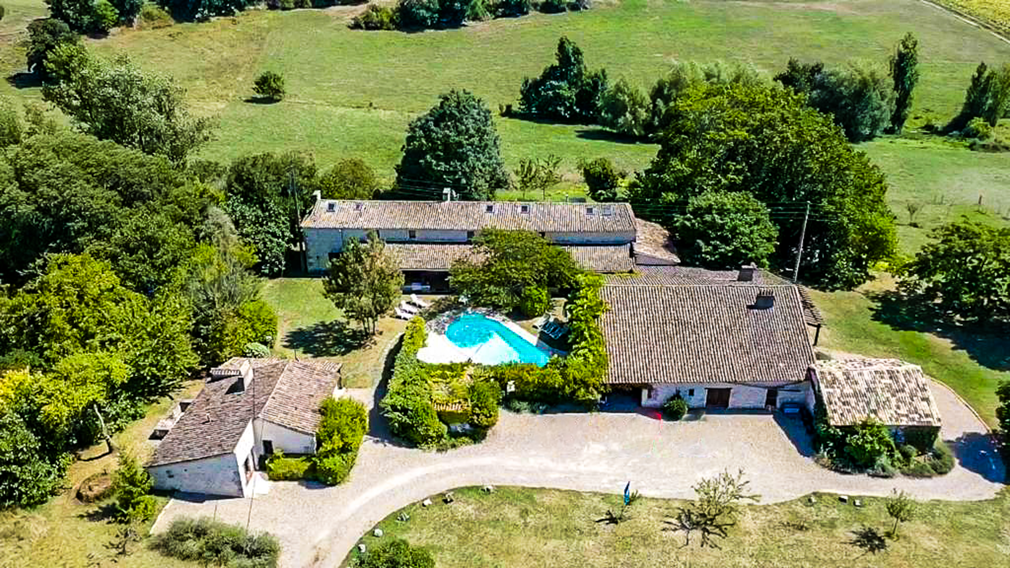 Enchanting 5-bed stone farmhouse with pool, guest cottages, barns, secluded on 5.5 acres outskirts of Eymet à Eymet