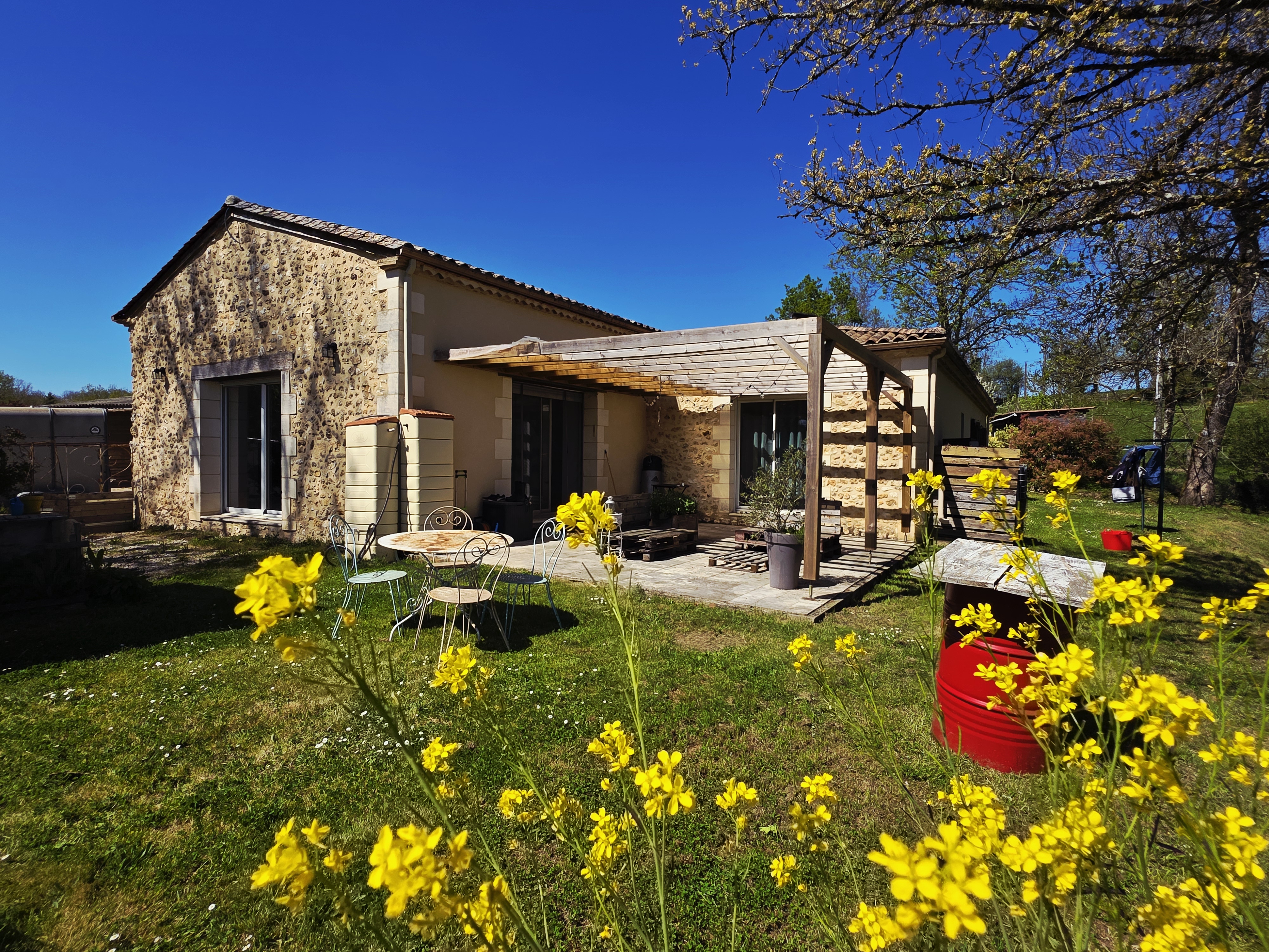 A traditional single-storey house in the countryside around Vergt. 20 minutes from Périgueux à Vergt