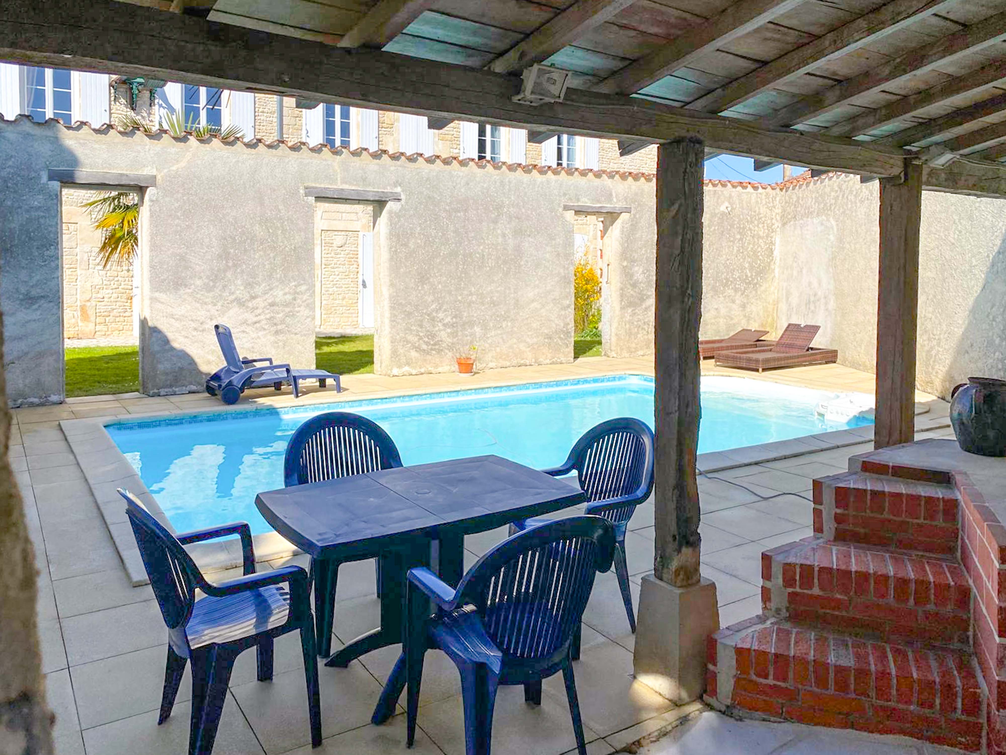 Propriété en France à vendre à Aumagne, Charente-Maritime - €879 800 - photo 