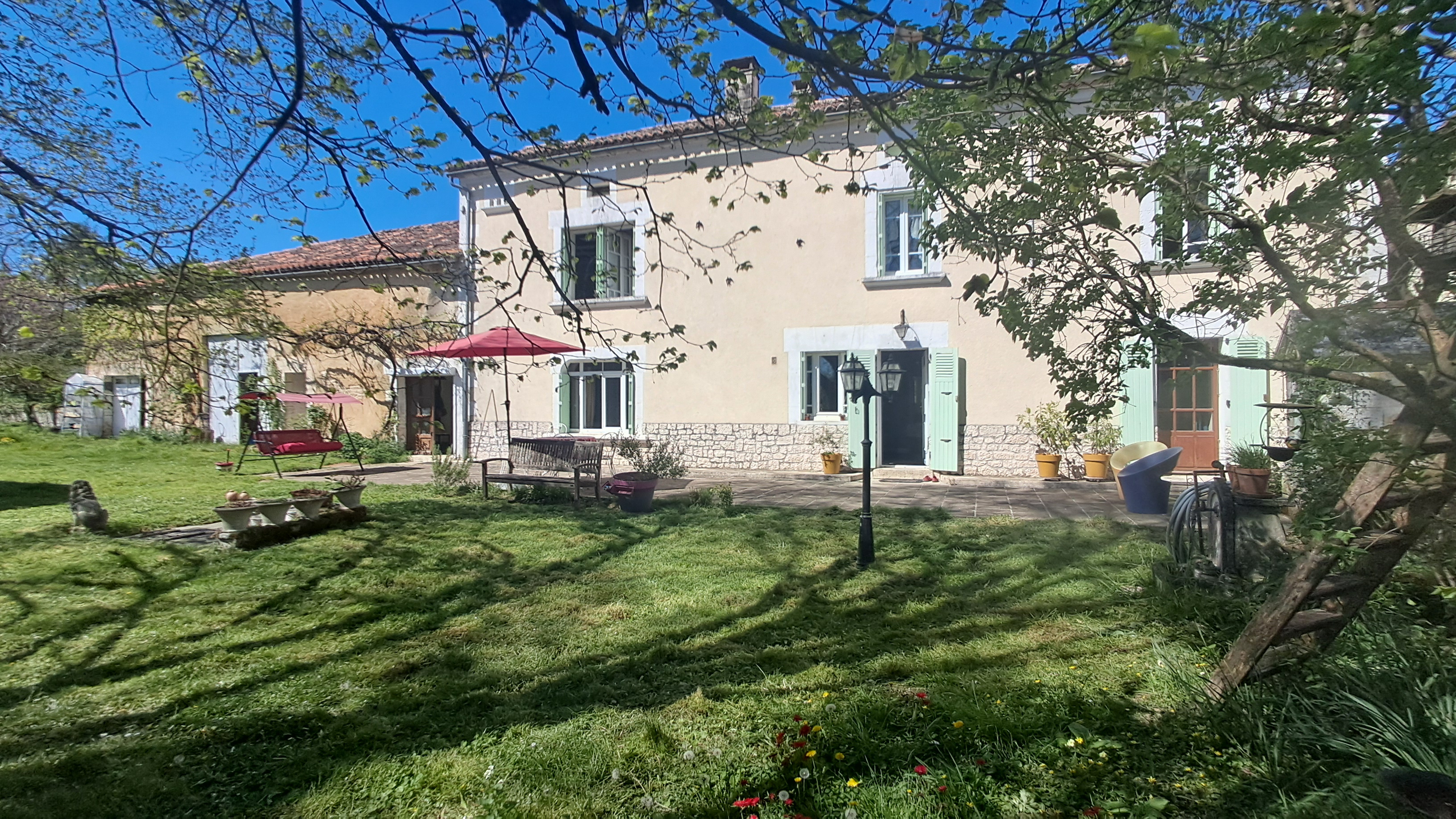 Character property with guest accommodation and outbuildings à Sainte-Croix-de-Mareuil