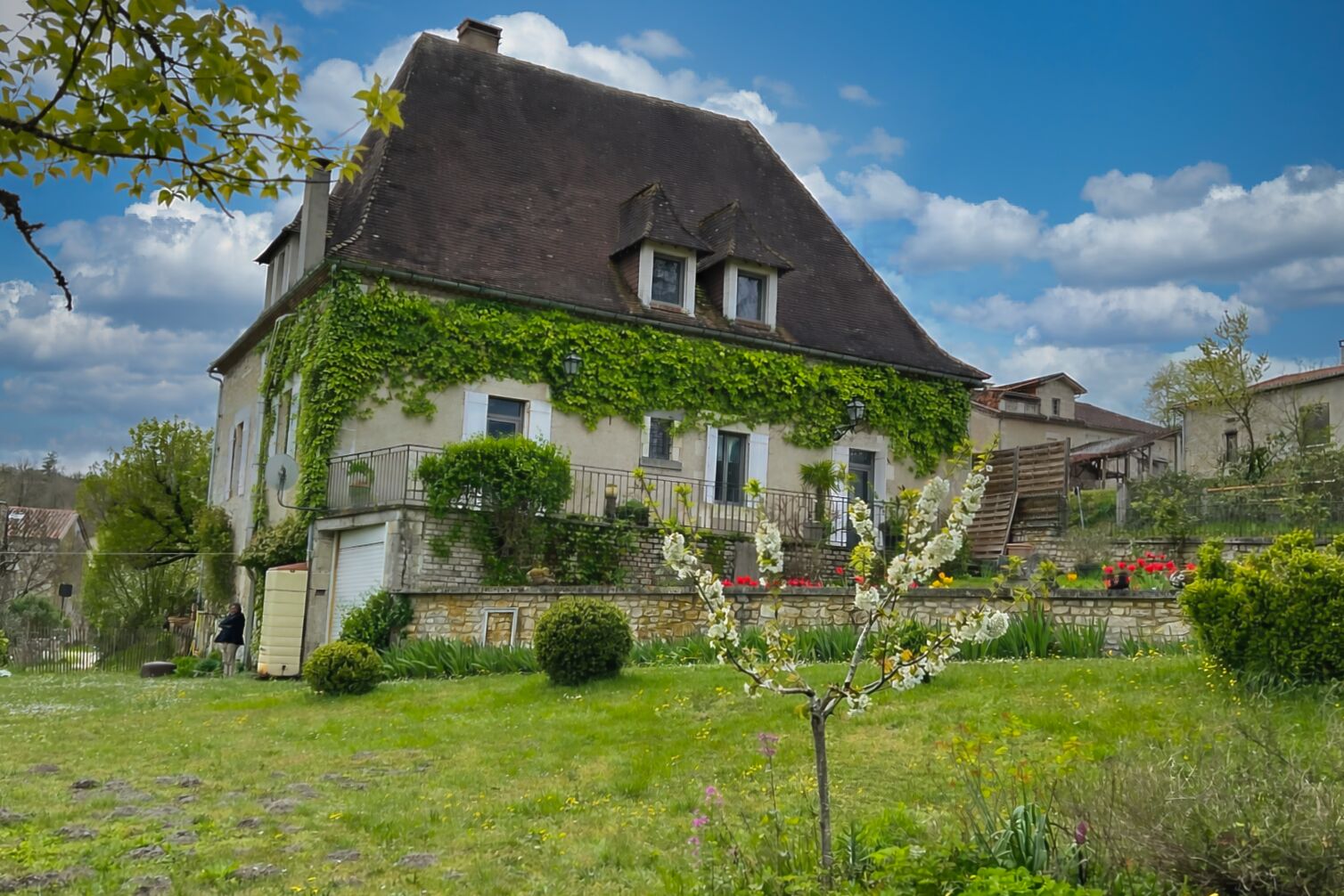 A restored old house comprising 8 rooms, with a basement, garden and shed à Grand-Brassac