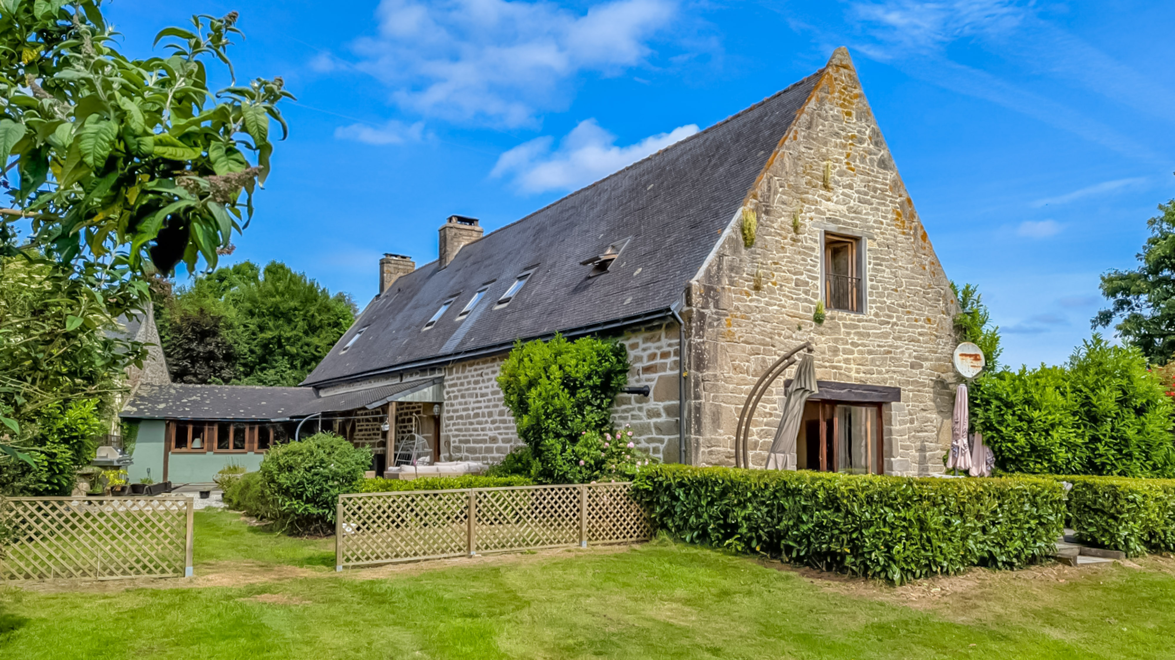 French property for sale in Lignol, Morbihan - €846,940 - photo 